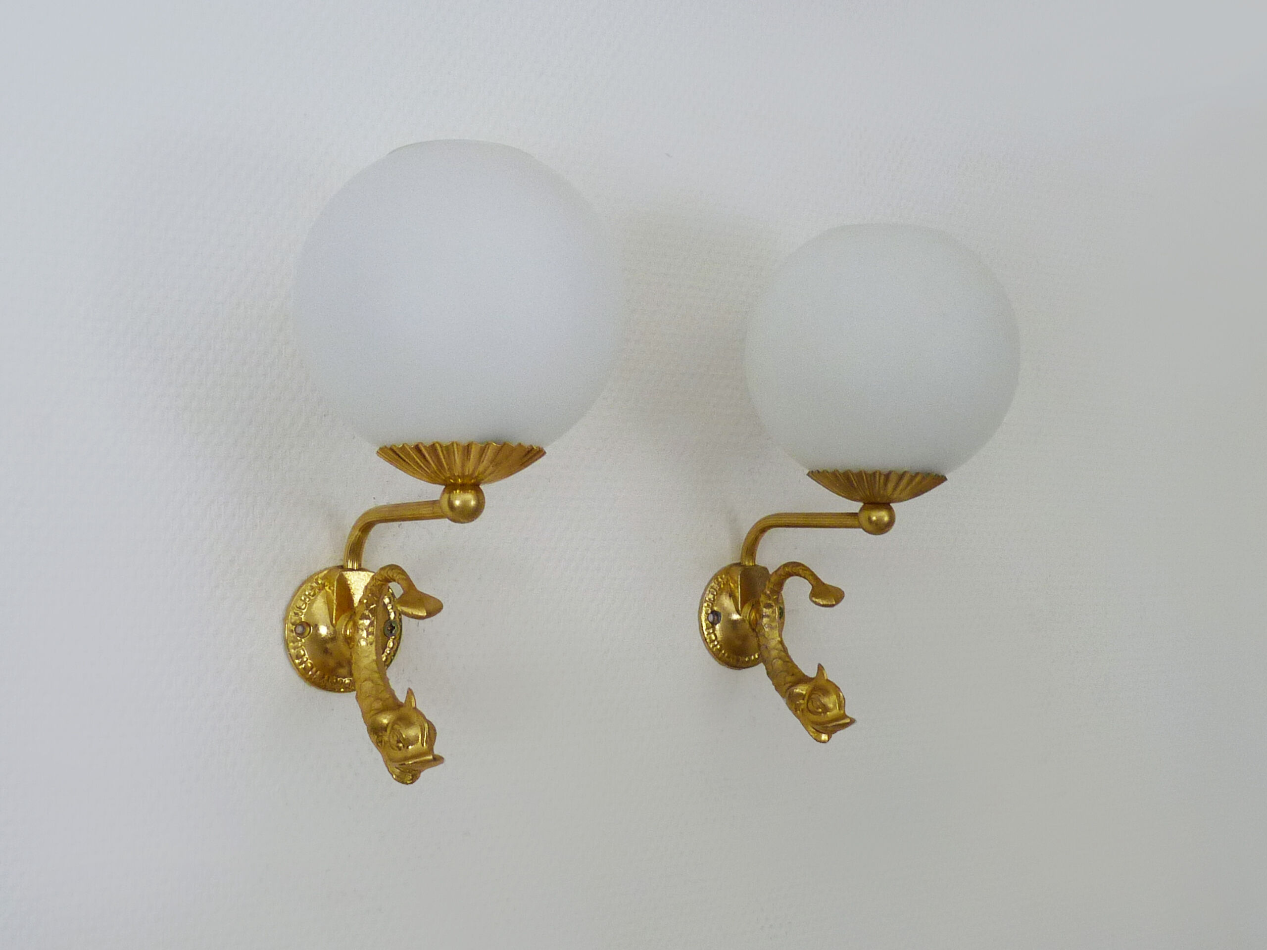 Old pair of wall sconces with carp, brass and globe in white opaline. Year 60