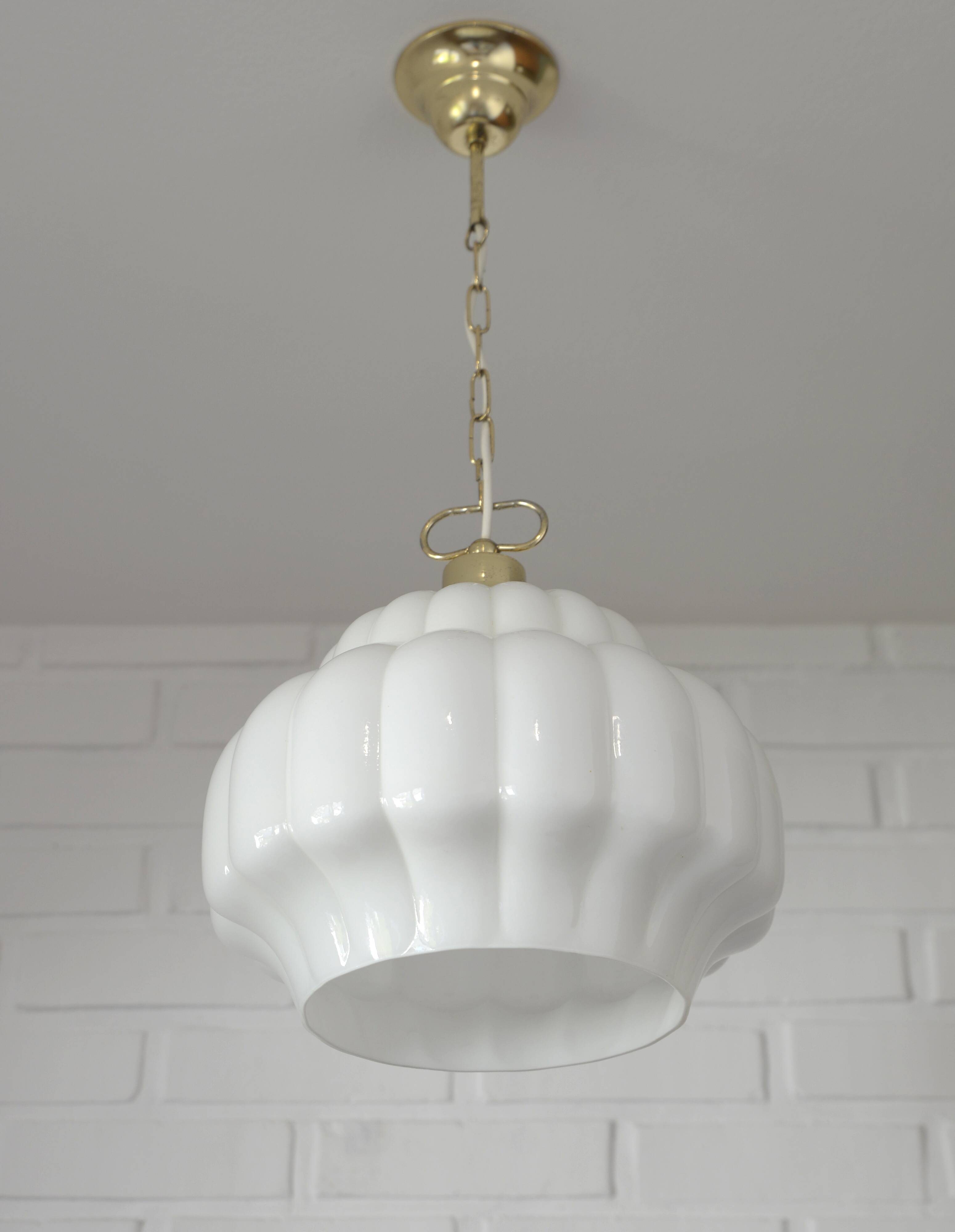 Suspension vintage en verre opalin blanc / Éclairage éclectique années 1970