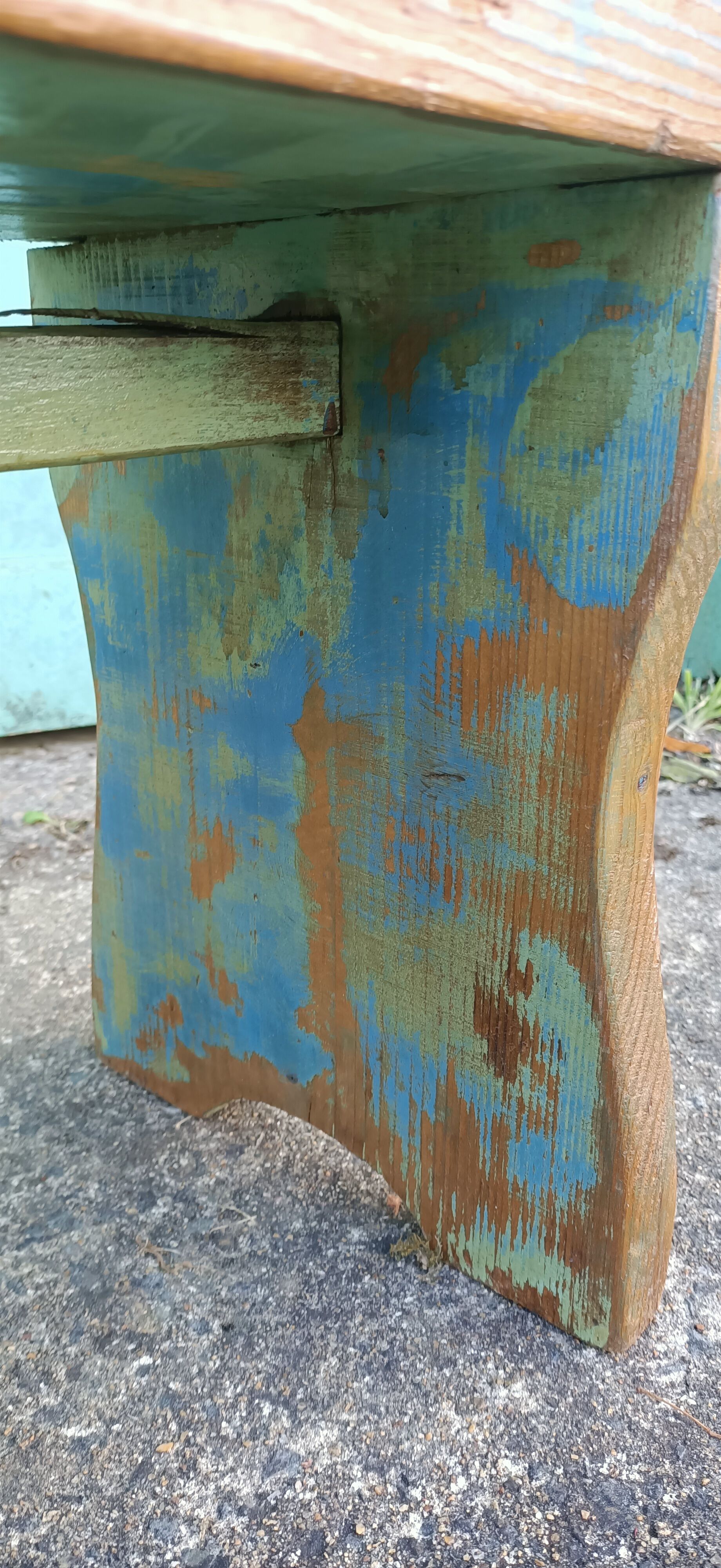Banc repose-pieds patiné