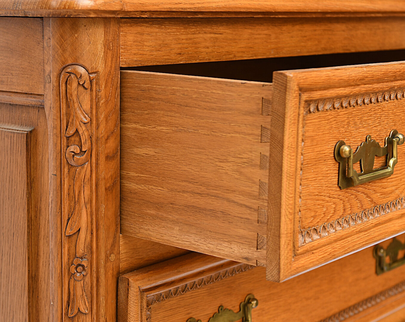 Oak chest of drawers