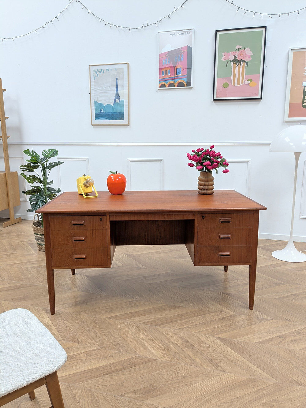 Large desk