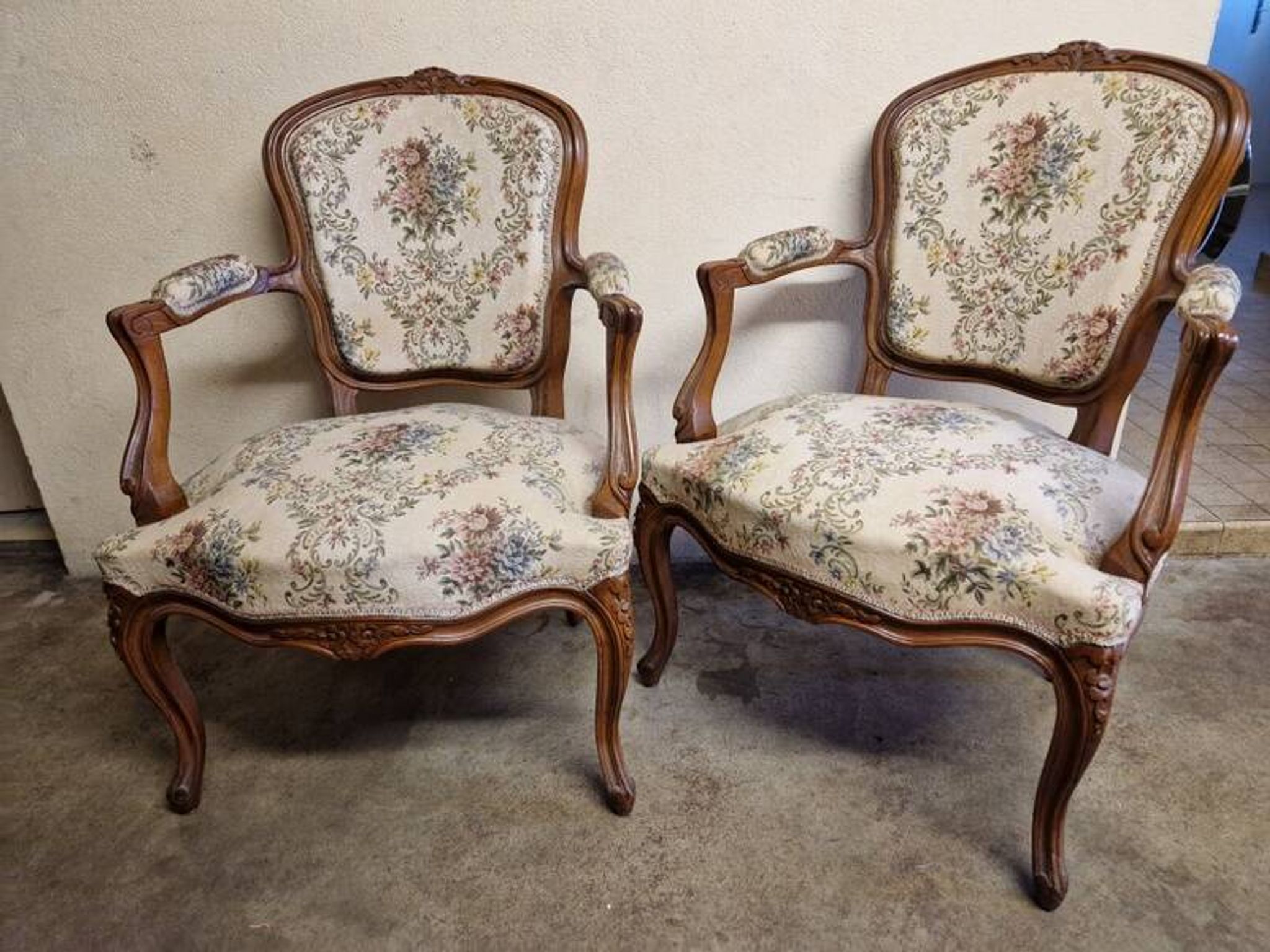 Pair of Louis XV style armchairs - In carved and moulded wood with flowers