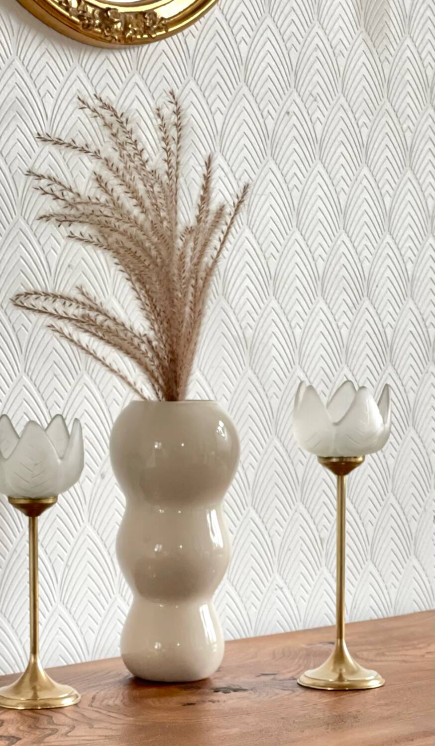 Pair of tulip-shaped candle holders in frosted glass and brass.