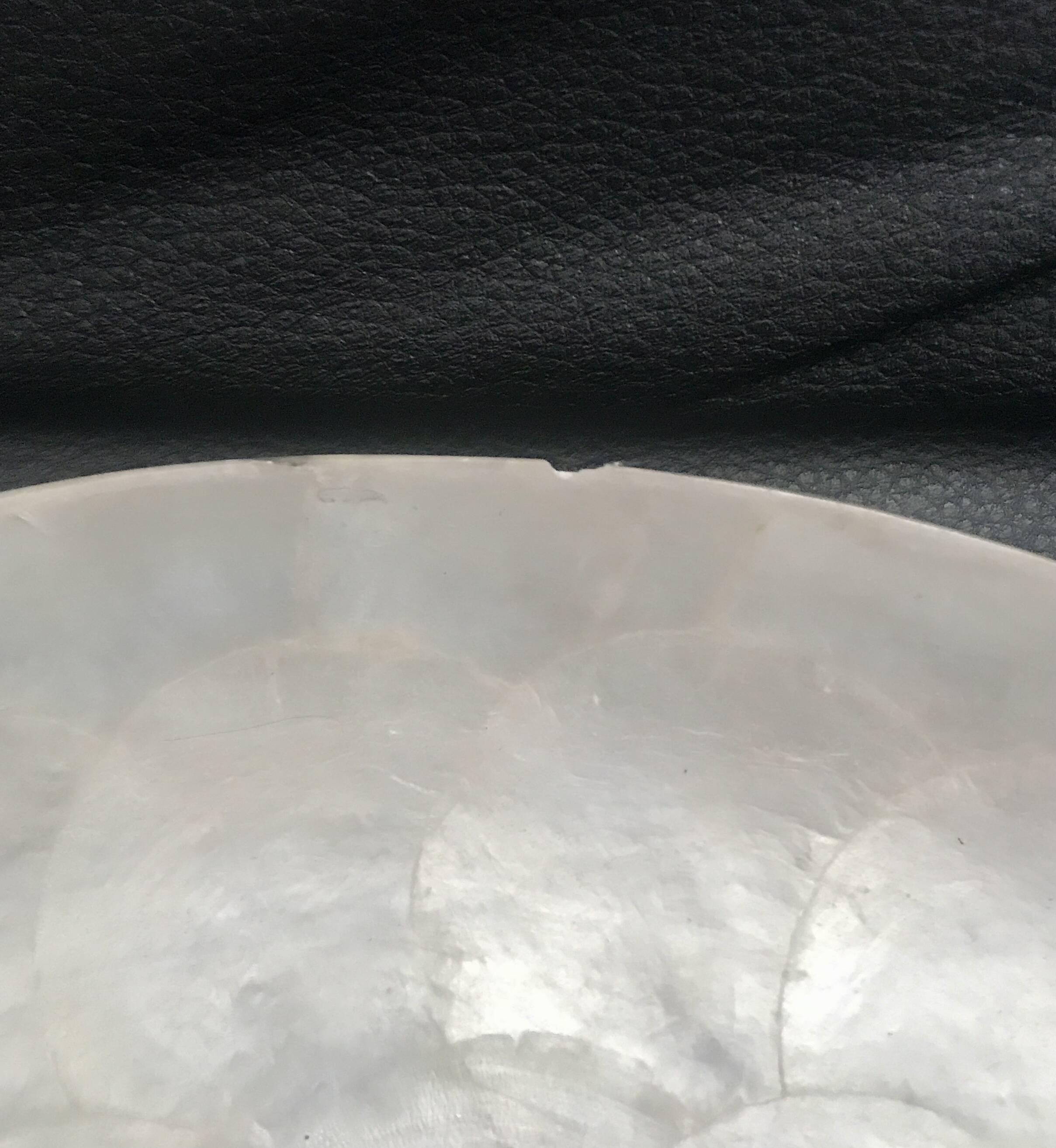 Round mother-of-pearl tray