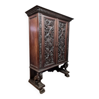 Renaissance cabinet in solid walnut entirely carved around 1850