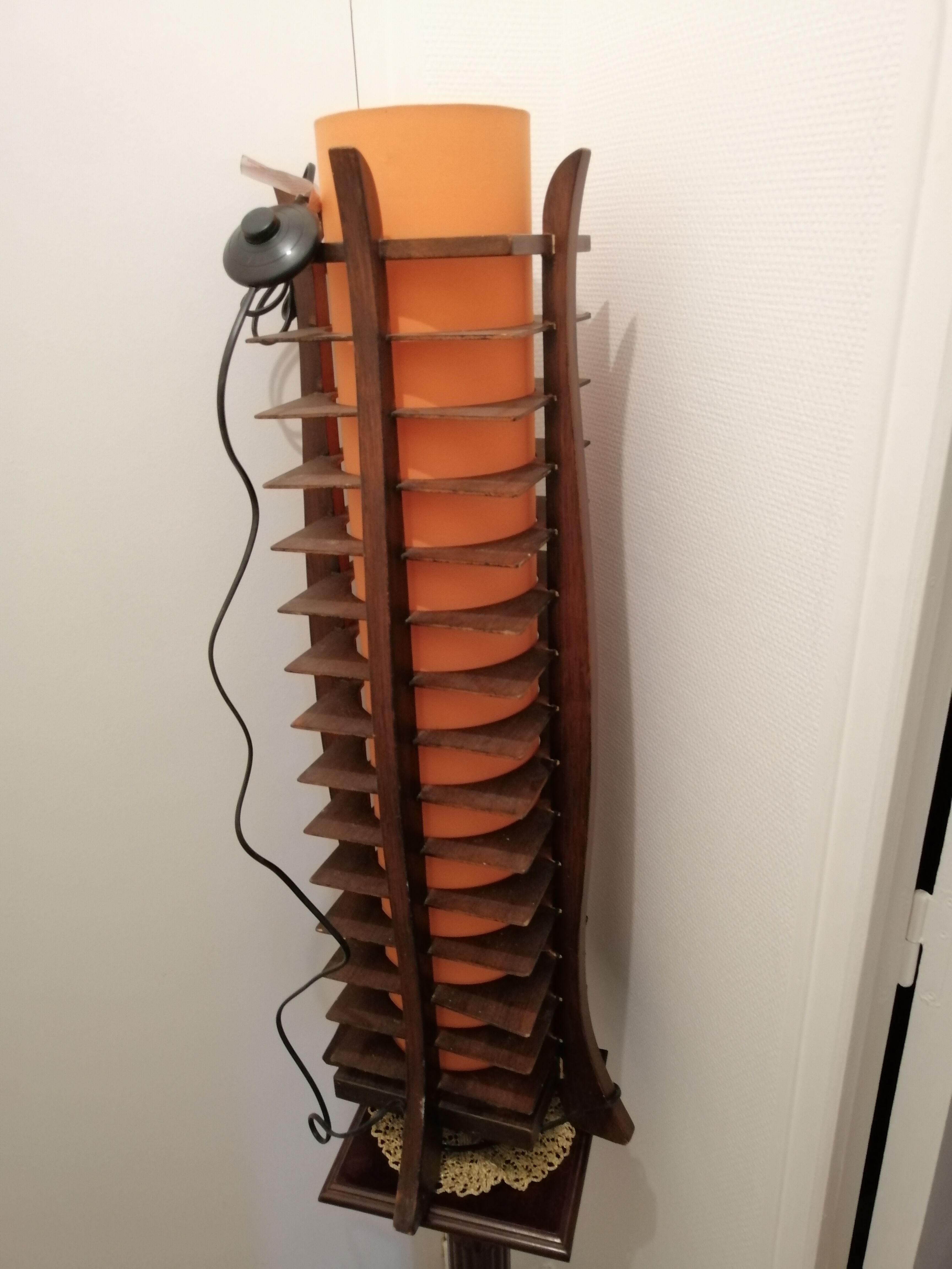 Lampe en bois ancienne vintage orange
