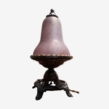 Lampe de chevet sur pied en regule avec tulipepate de verre pourpre violet leger