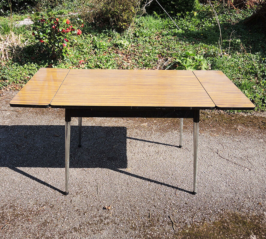 4 old chairs and an extendable table in 'faux wood' formica.