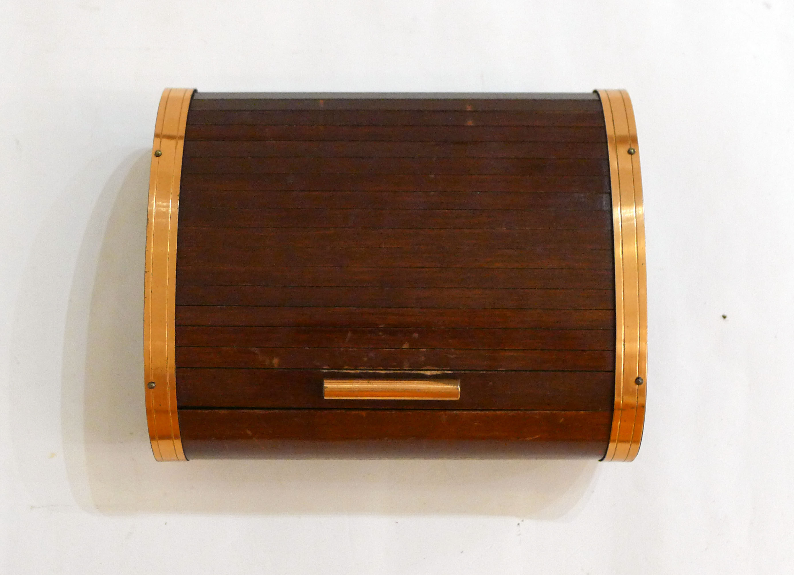 Cigarette box with wooden sliding curtain