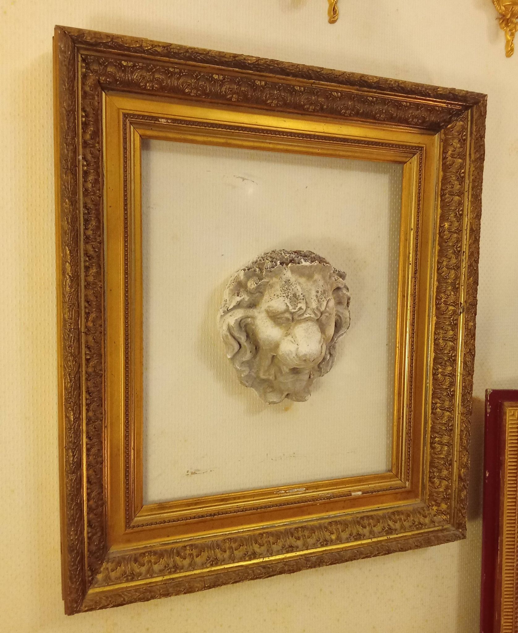 Ancien cadre doré ornement tête de lion sur plexiglas