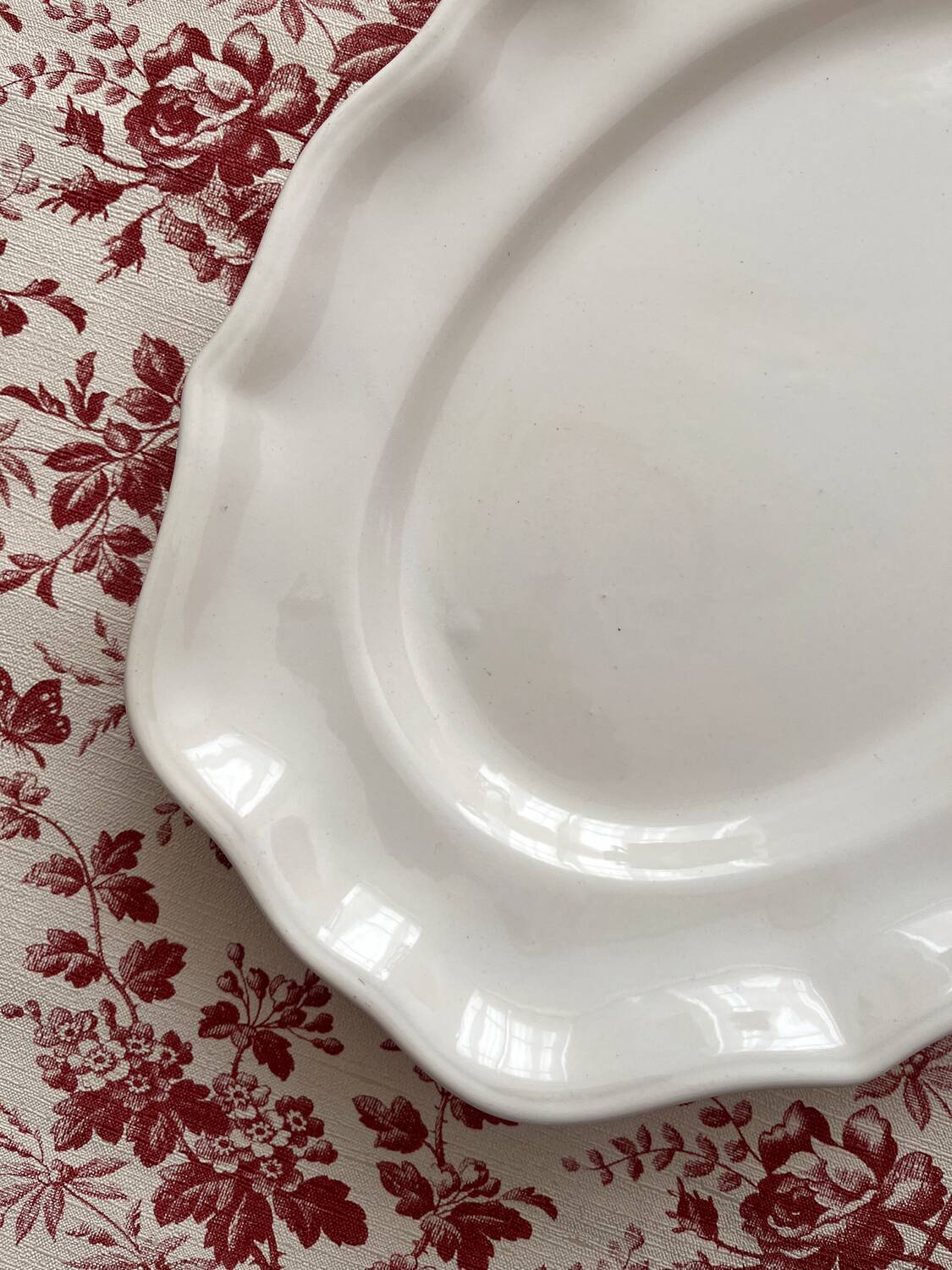 Scalloped oval dish in Saint Clément earthenware