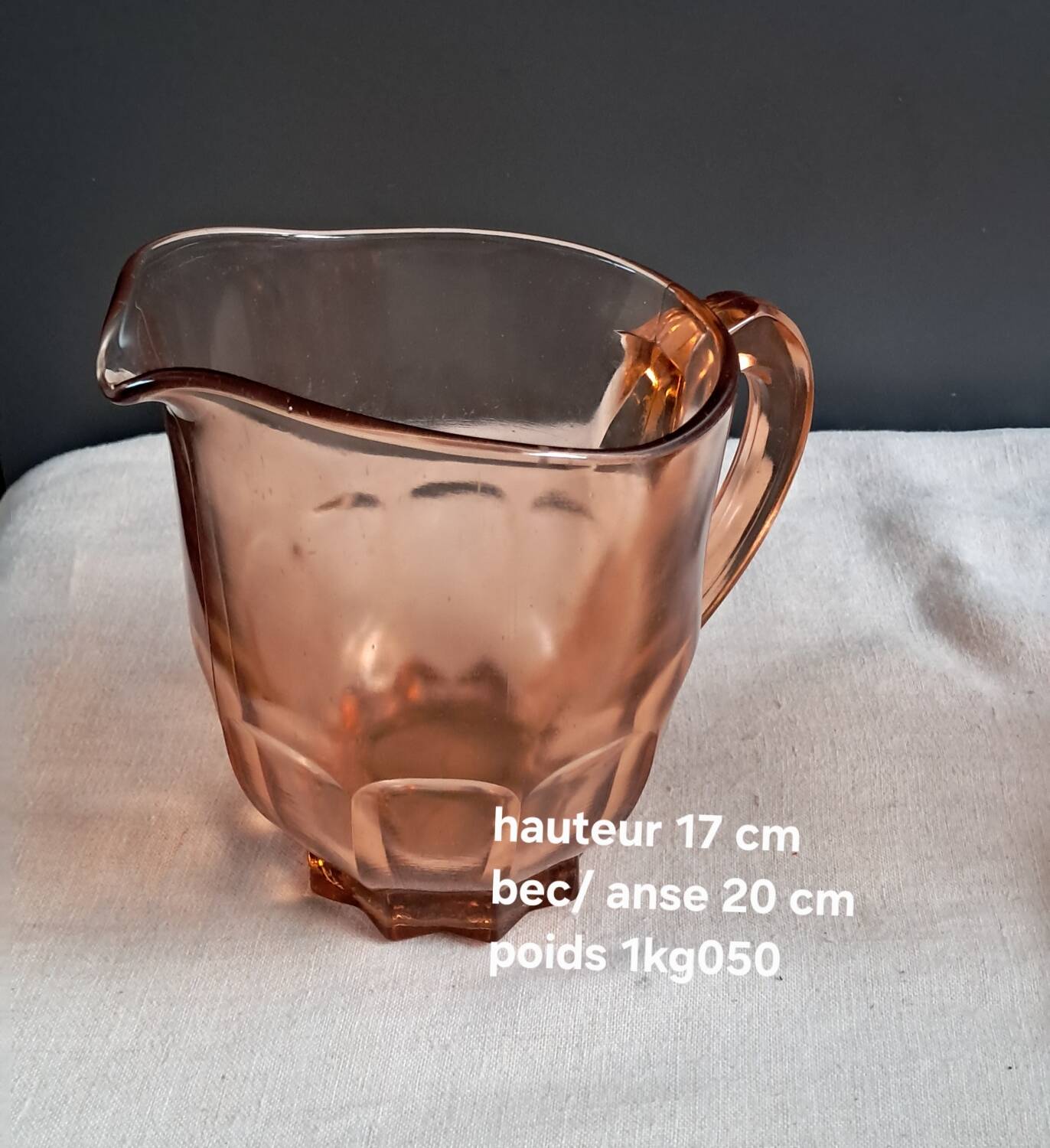 Carafe, verres et plateau en verre rose