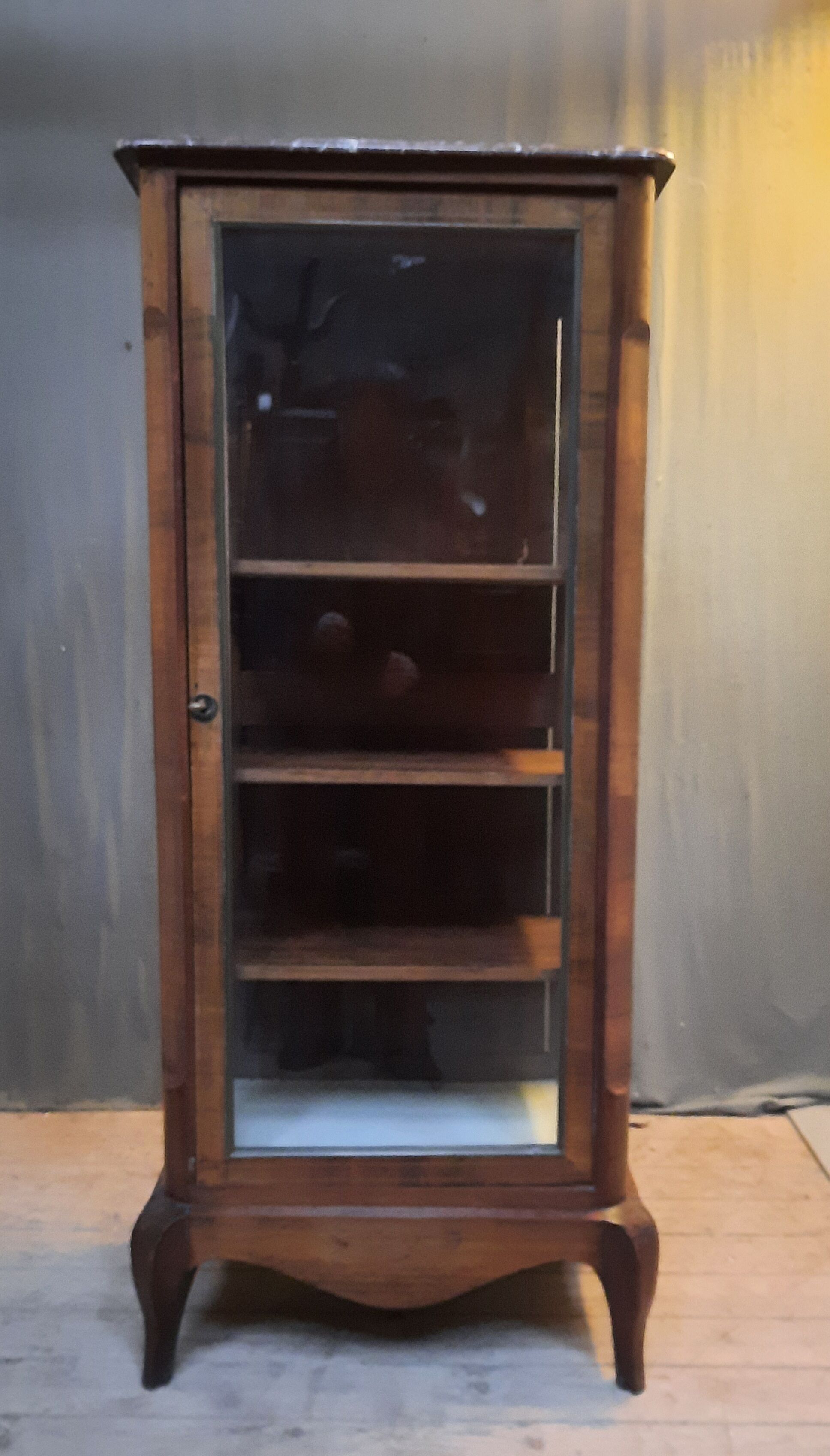 Vitrine en plaquage style Louis XV