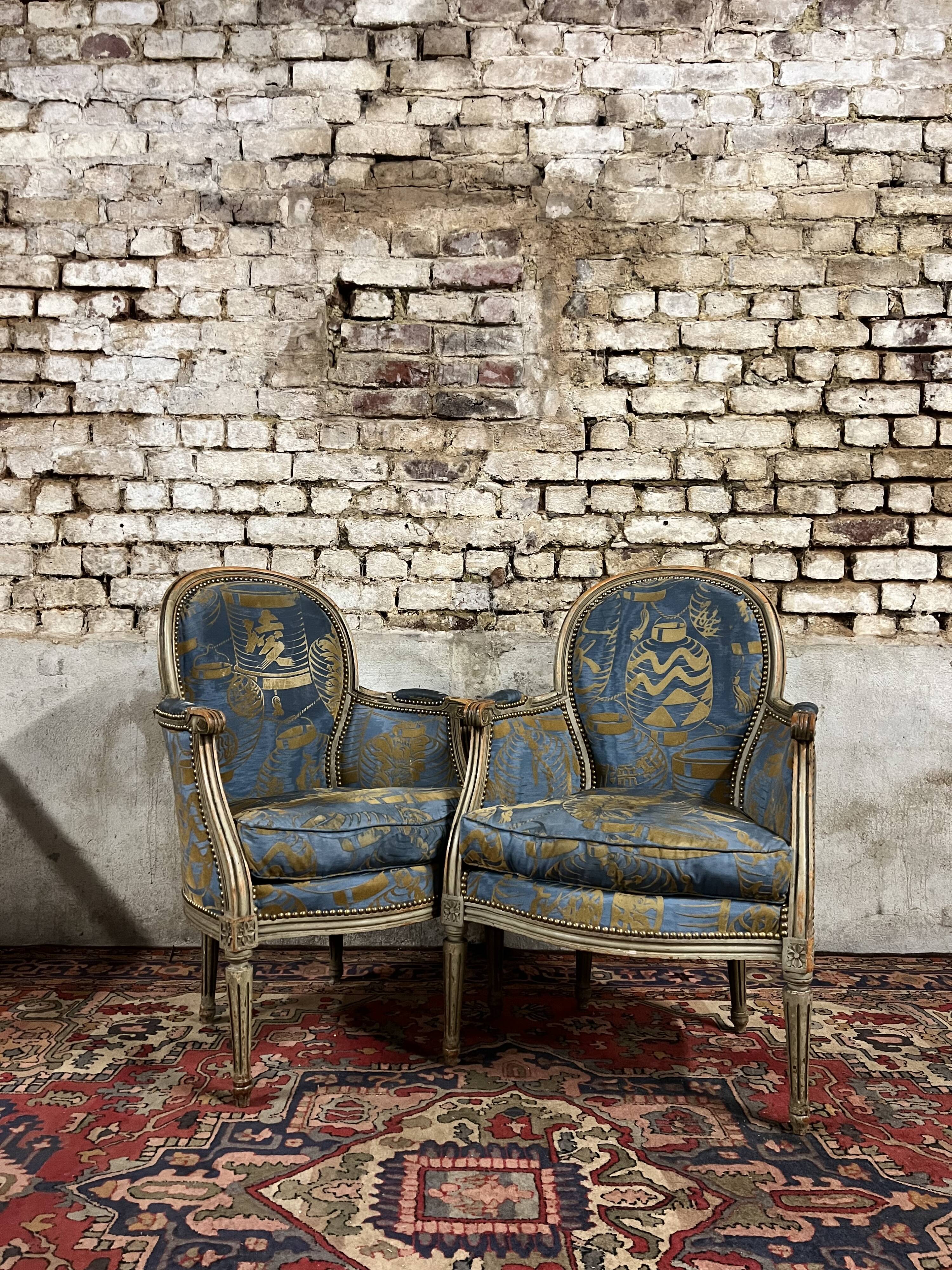 Paire de bergères en bois laqué gris de style louis xvi xix eme siècle