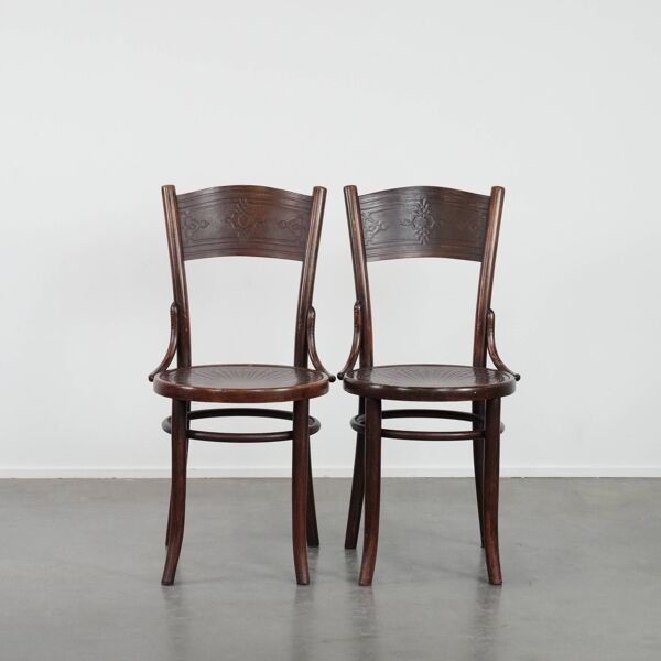 Ensemble de deux chaises de bistrot en bois vintage au design Cosmos intemporel.