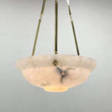Pendentif unique en albâtre Art déco sur chaînes en laiton Tchécoslovaquie années 1930