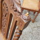 Chaises anciennes sculptées avec assis en rotin