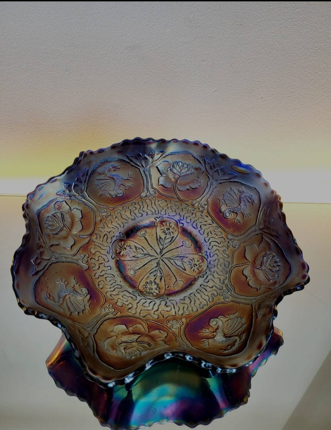 Prachtige schaal in iriserend glas met decor van dragon en lotus fenton