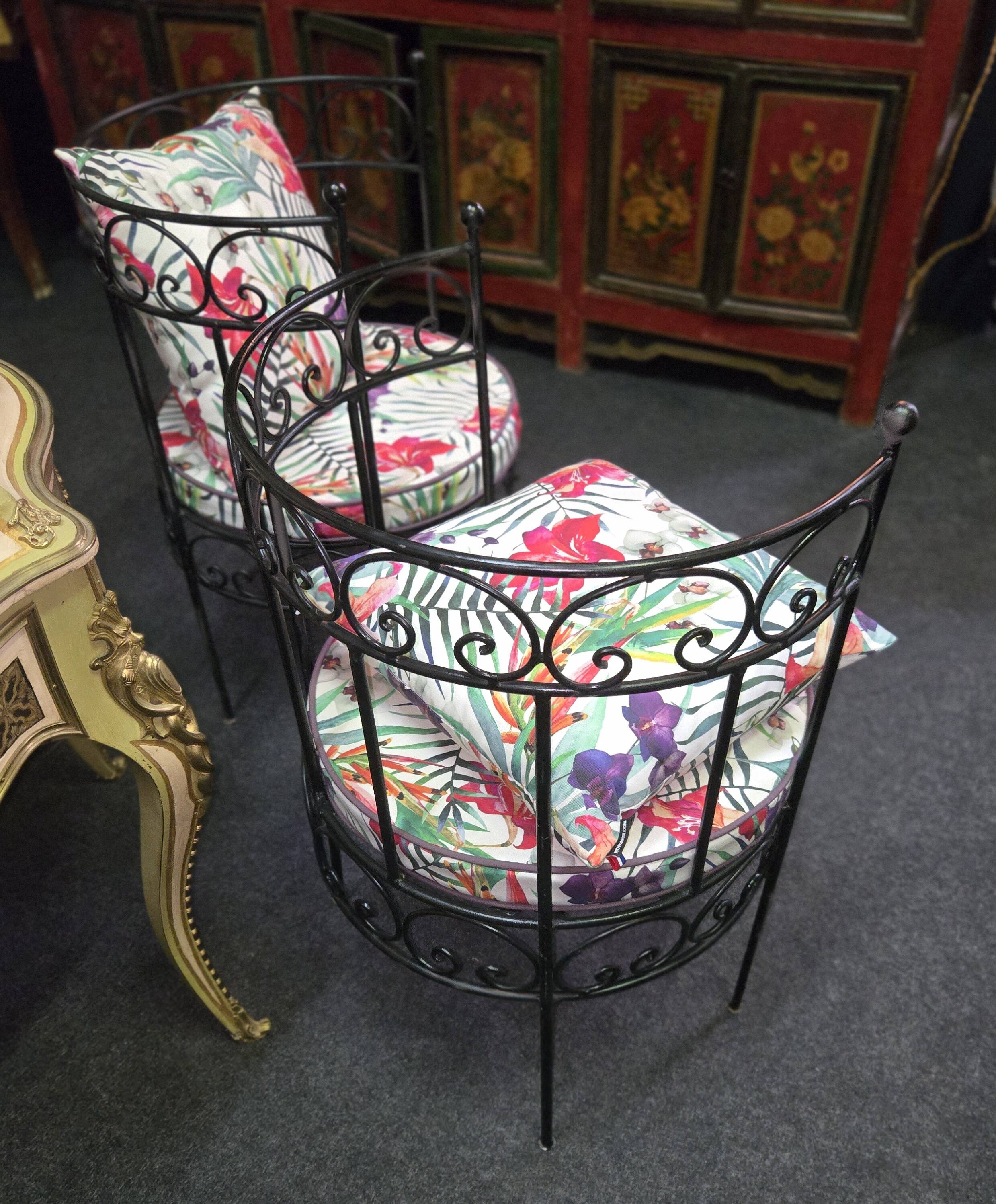 Paire de fauteuils Vintage en fer forgé avec coussins a motifs tropicaux