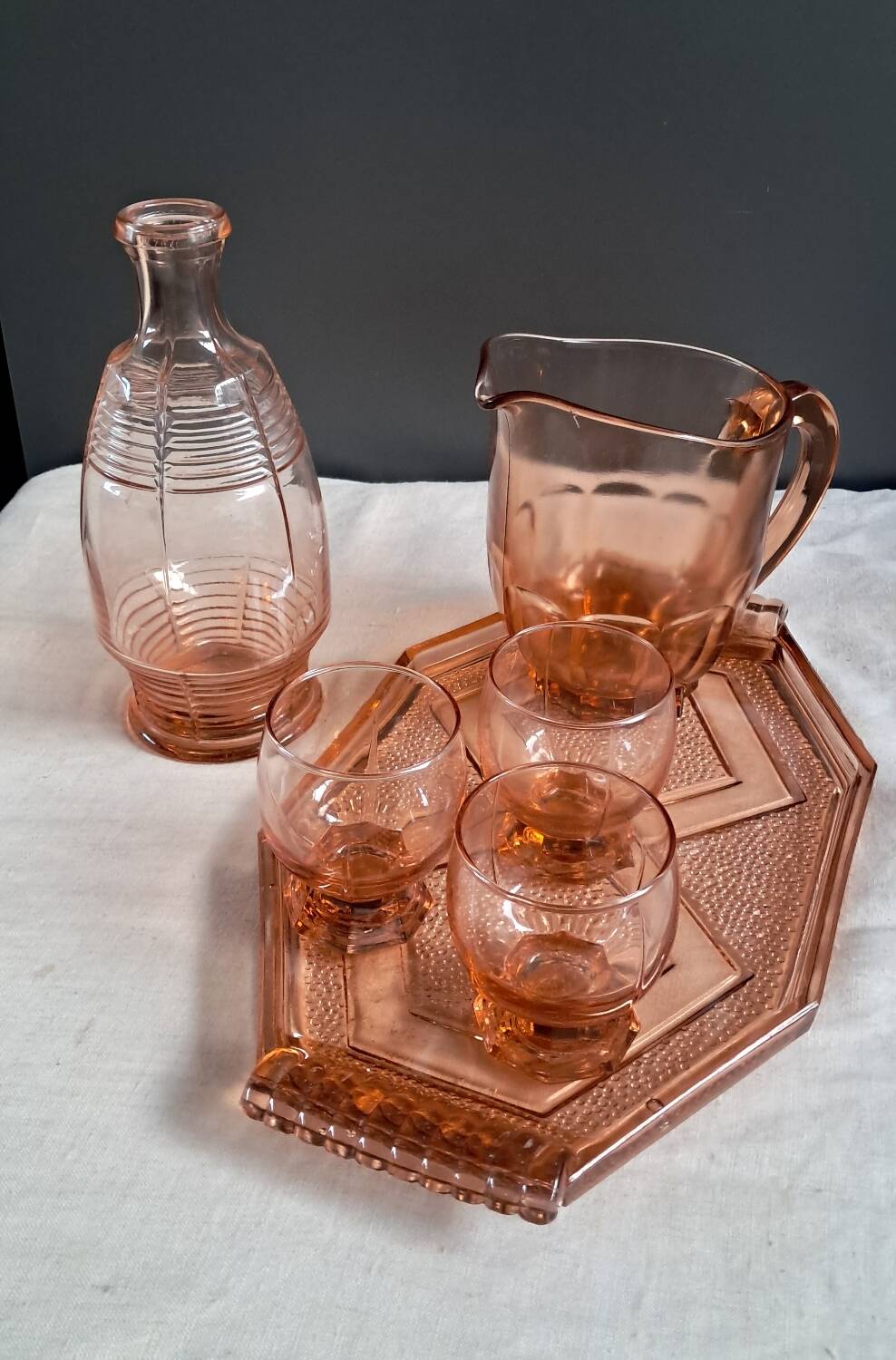 Carafe, verres et plateau en verre rose