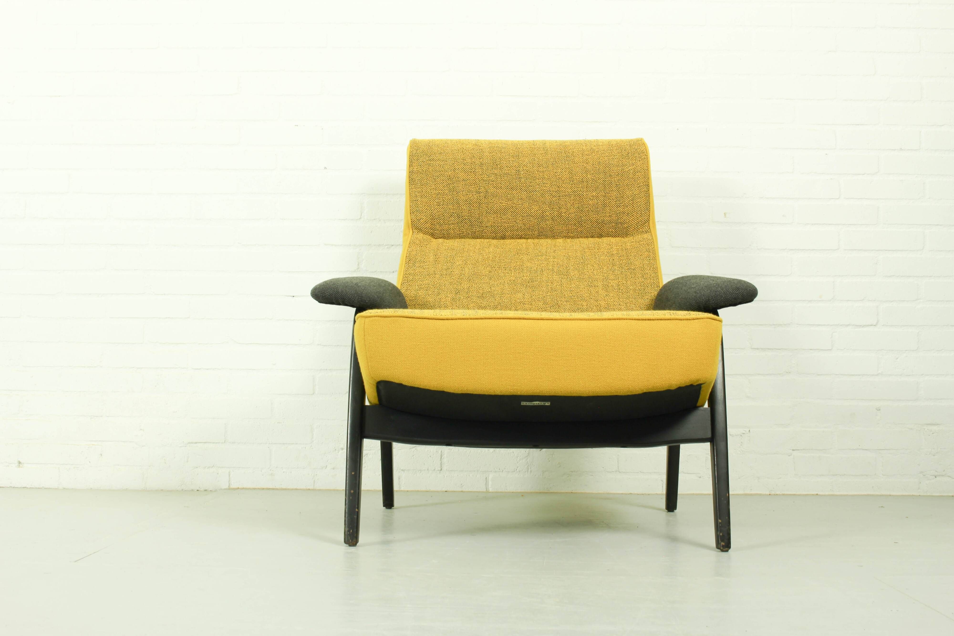 Theo Ruth pour les chaises Artifort Modèle 107 et 137 en Hallingdal Kvadrat.