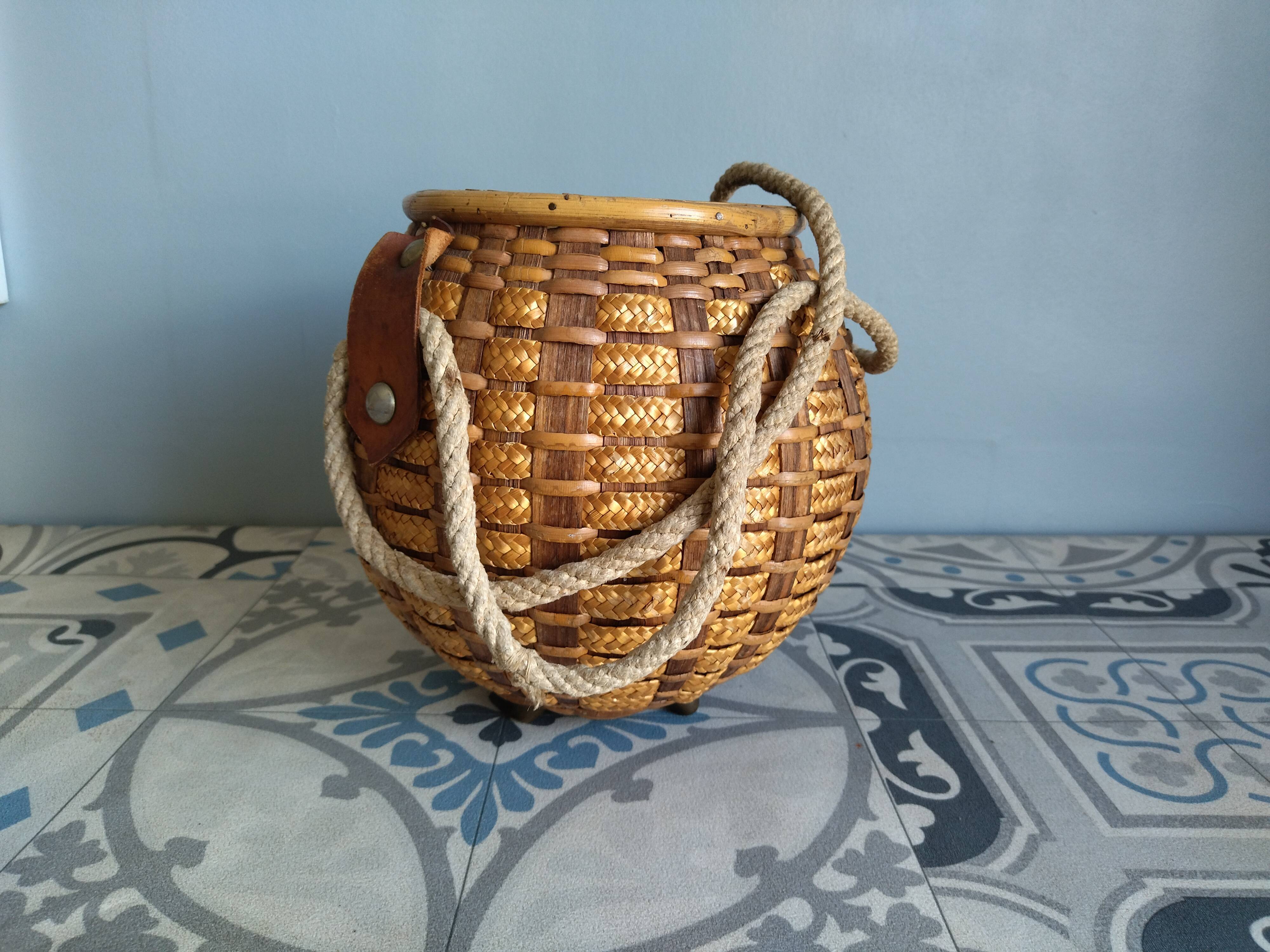 Wicker/rattan basket with handles