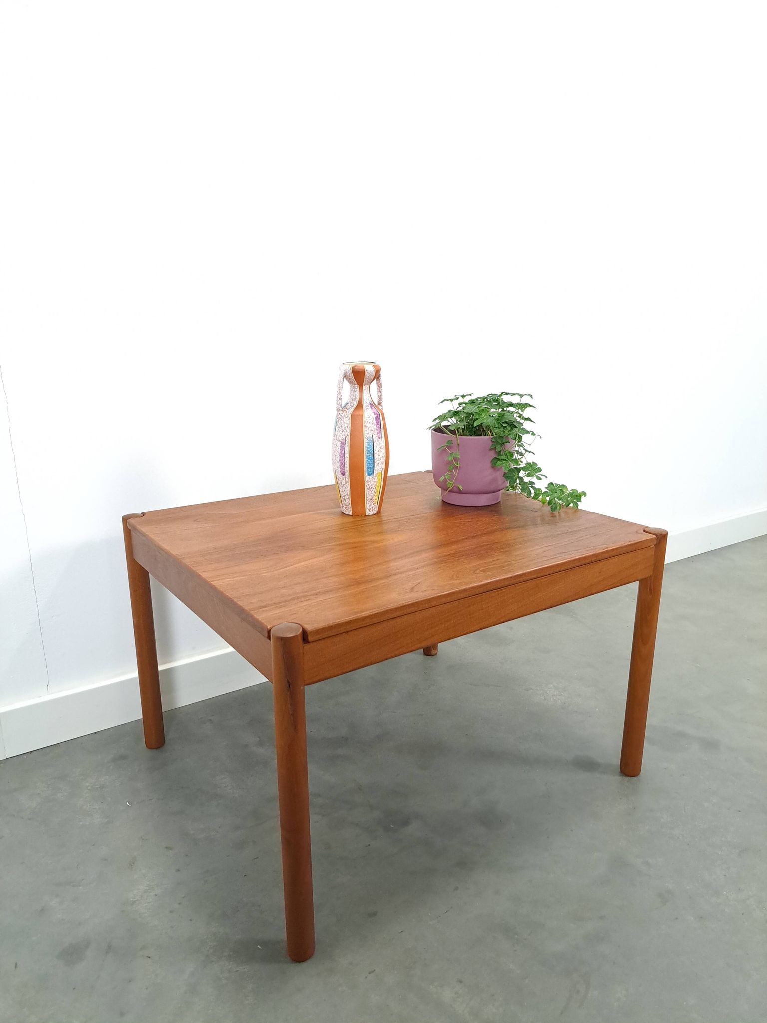 Vierkante Deense teak salontafel Magnus Olesen met ronde poten, nr.2