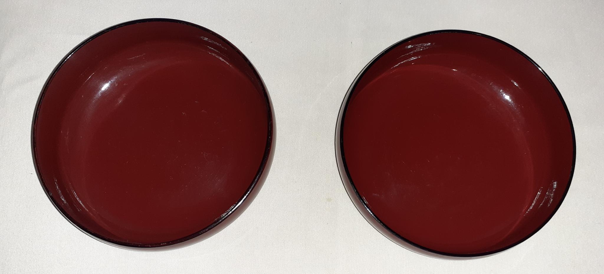 Plateau en bakélite laqué du Japon vintage avec 4 pièces