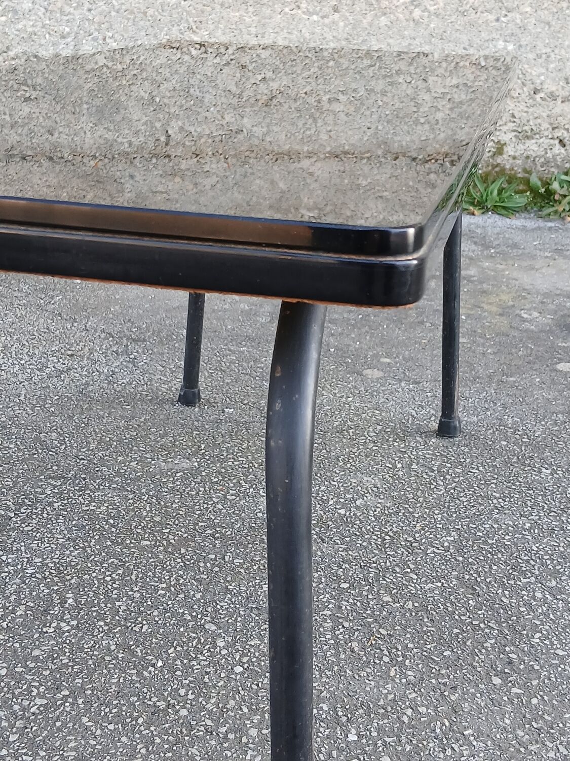 Table basse années 50 en opaline noire