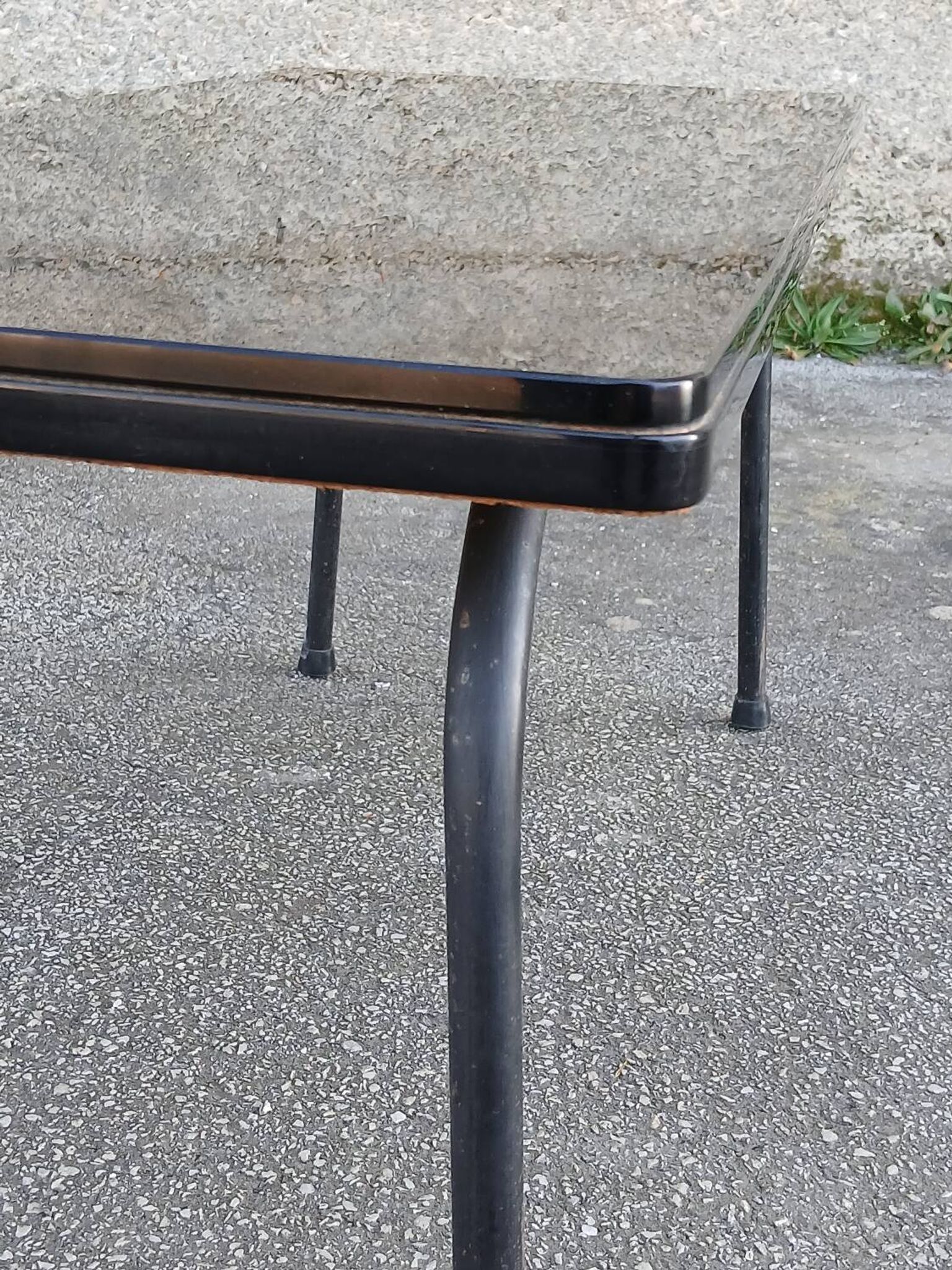 Table basse années 50 en opaline noire