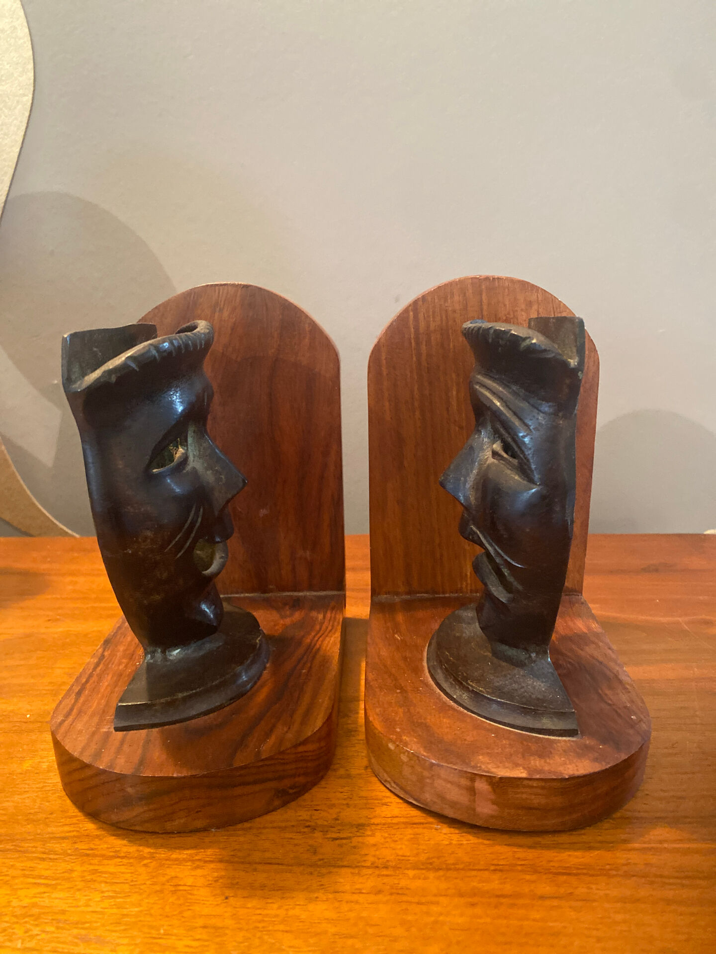 Paire de serres livres masques en bronze