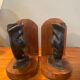 Paire de serres livres masques en bronze