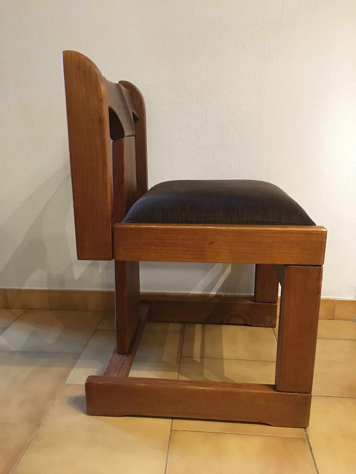 Round dining tables + chairs