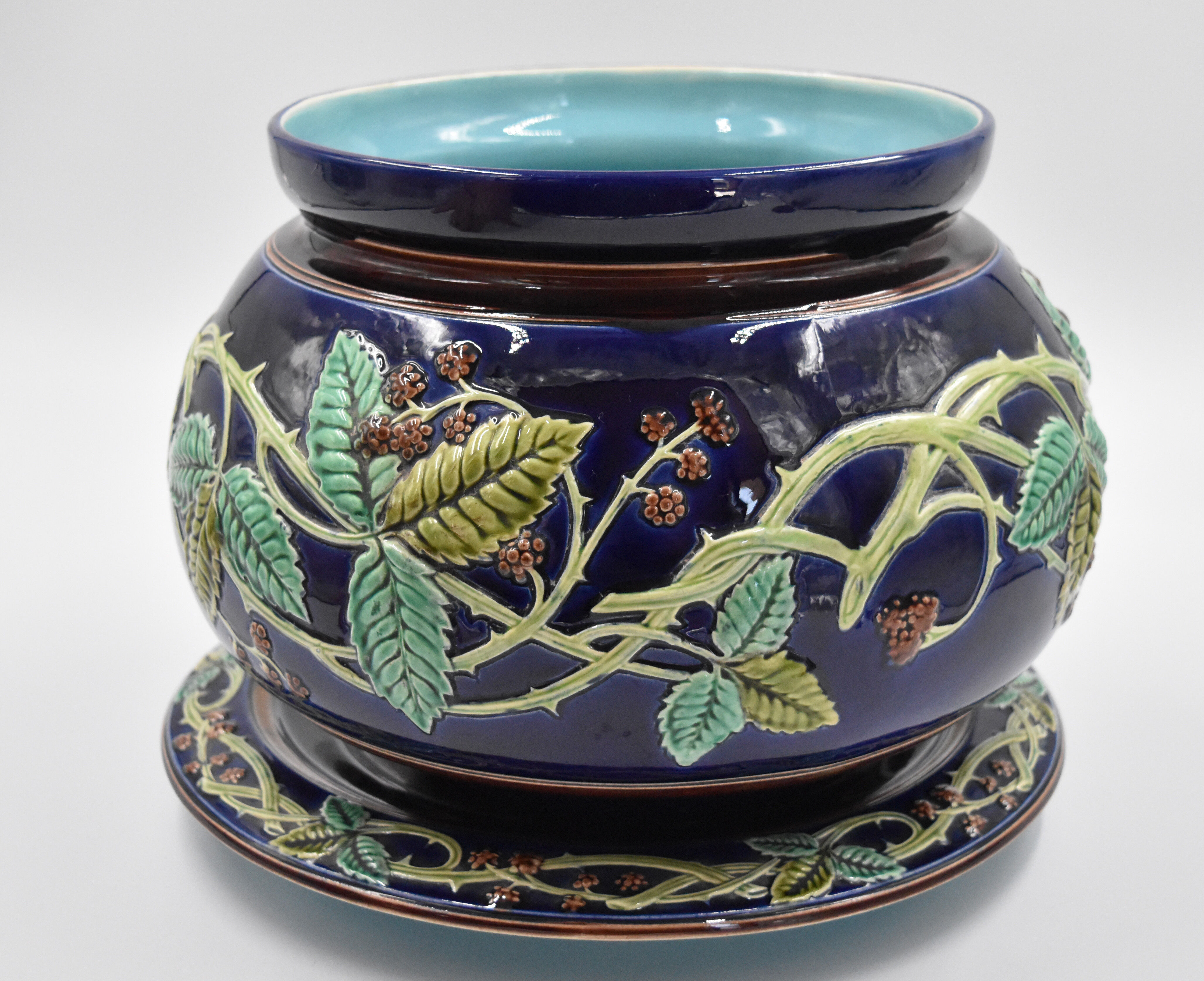 Cover-pot decor of murals in majolica Sarreguemines Majolica earthenware