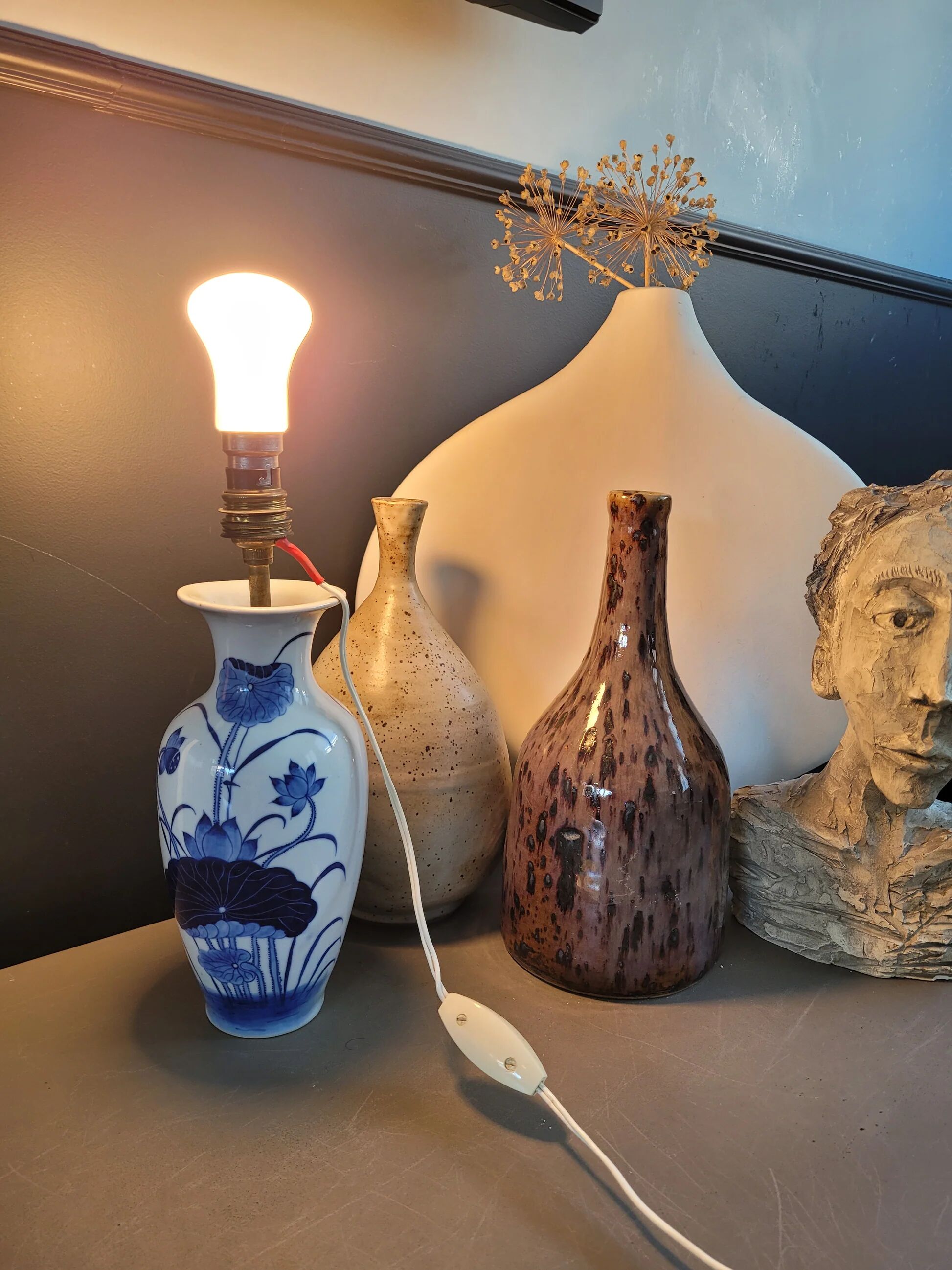 Asian lamp base made of hand-painted porcelain.