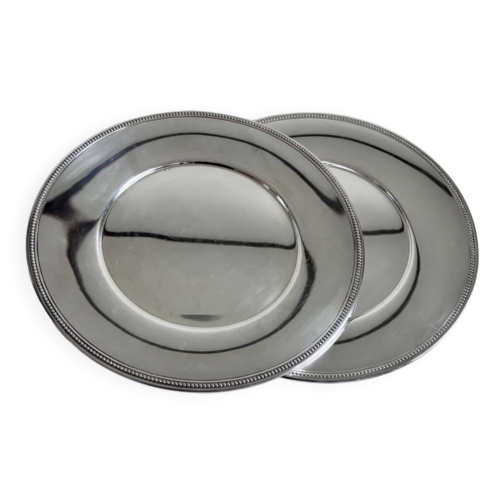 2 silver-plated charger plates, 28 cm in diameter.