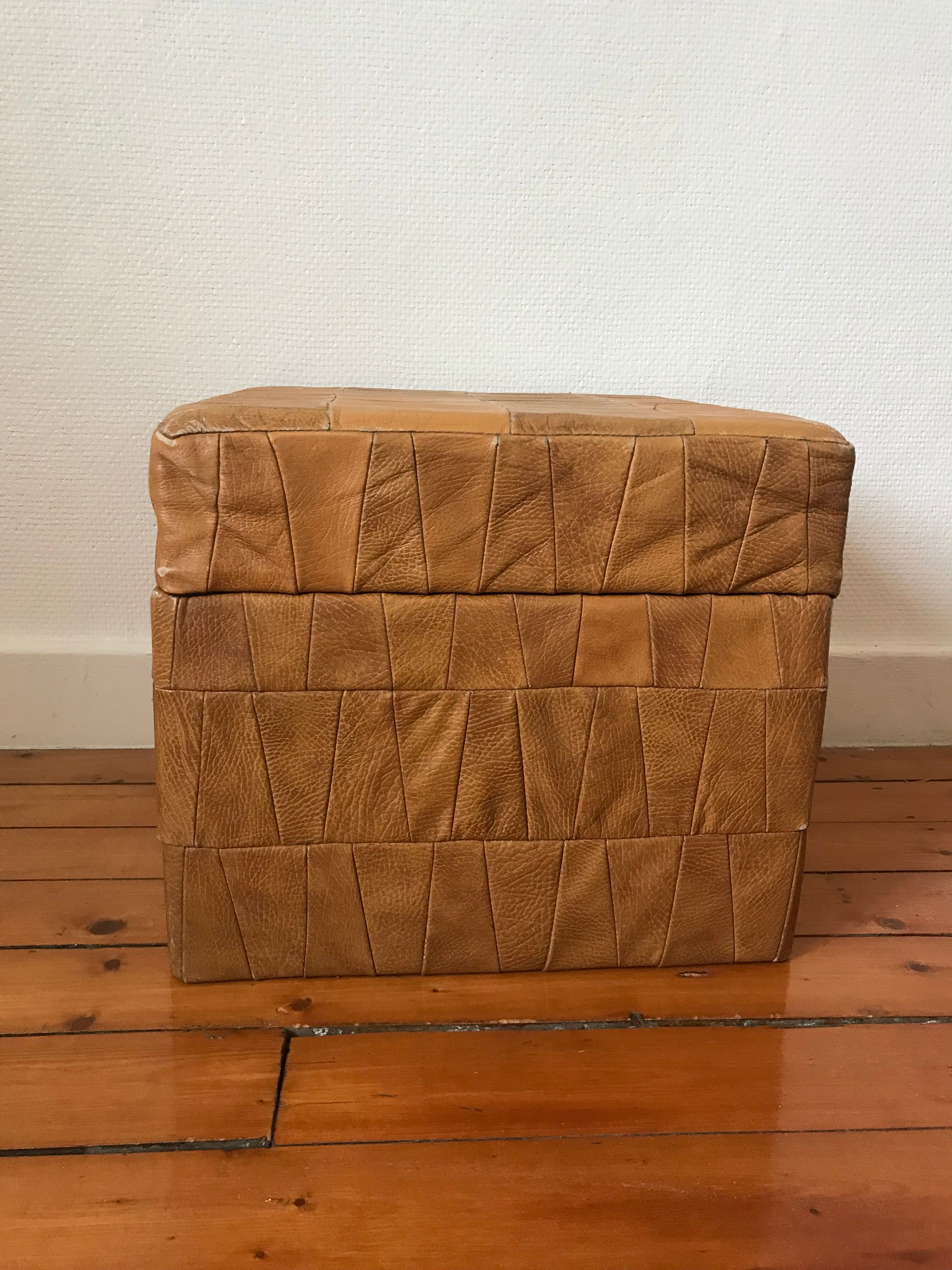 Pouf coffre cuir patchwork vintage circa 1960