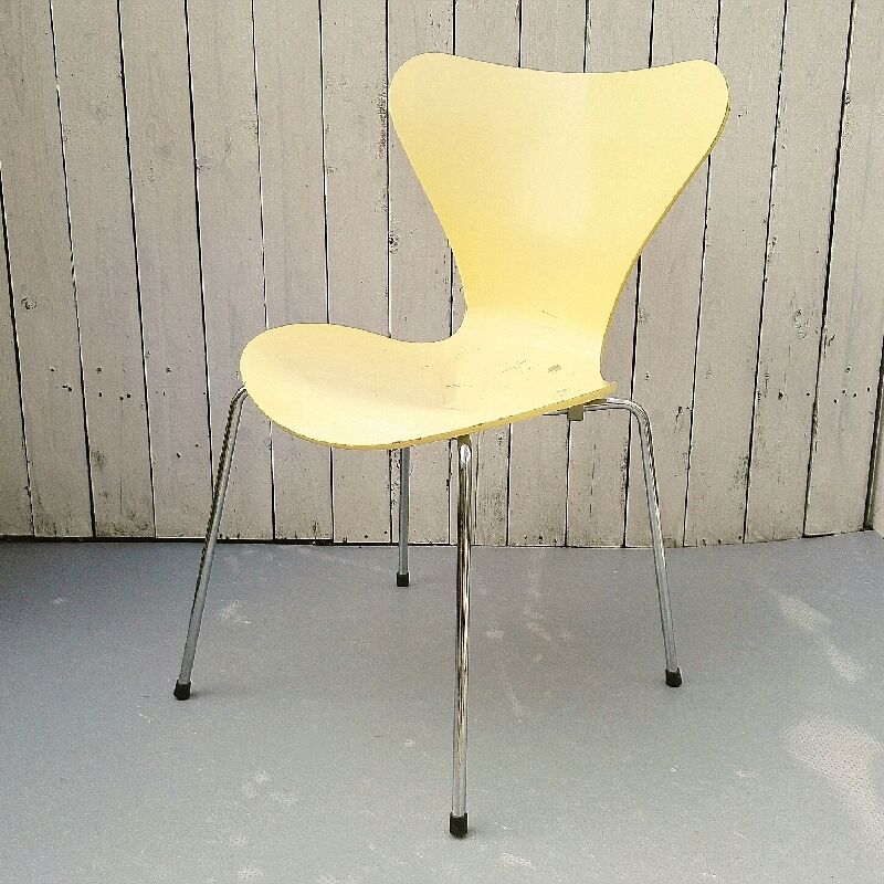 Pair of Arne Jacobsen chairs for Fritz Hansen design 2001