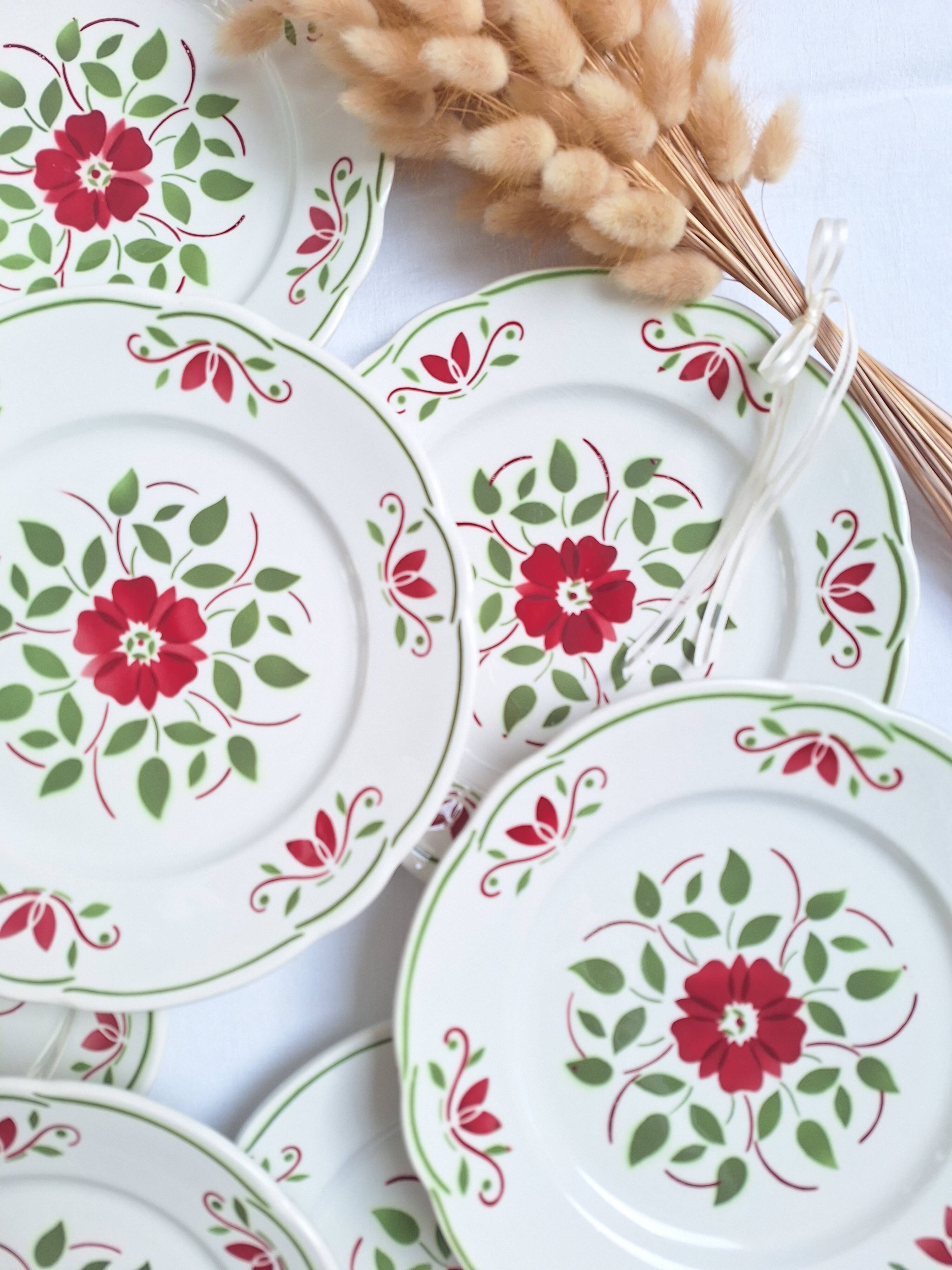 Assiettes plates vertes et bordeaux des années 50's