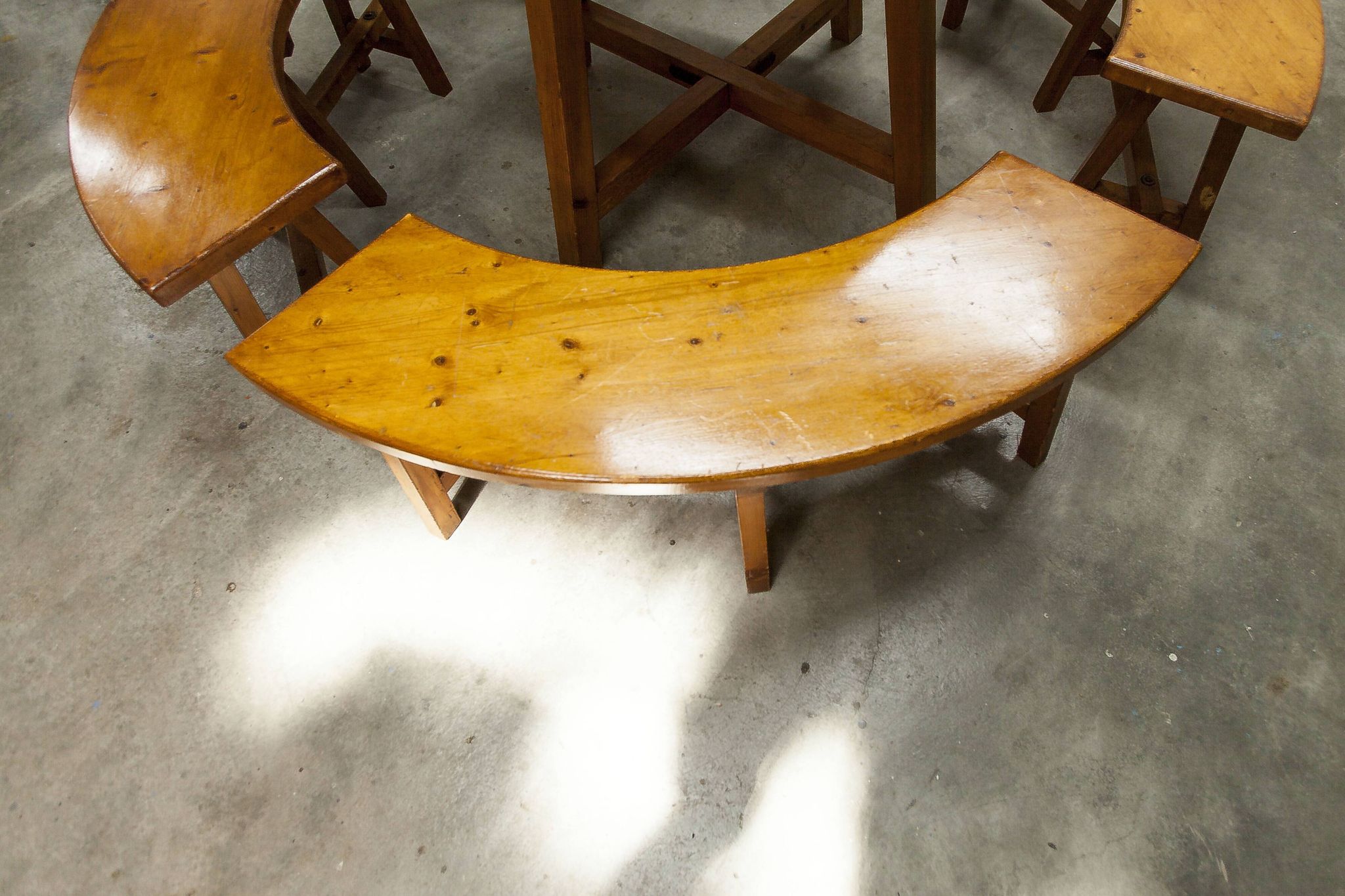 Brutalist ensemble round table 113cm and its 4 rounded stools 1960