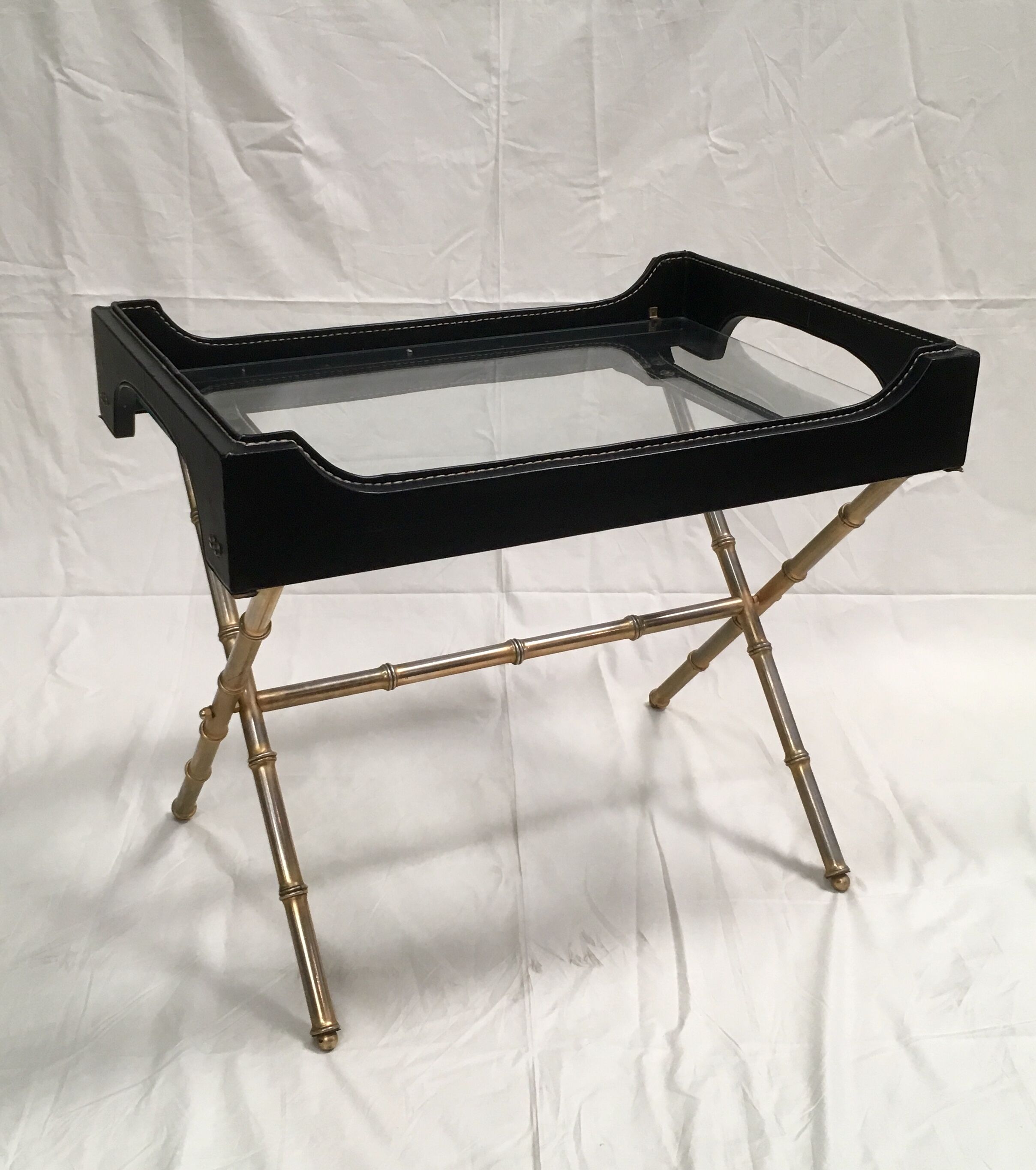 Table d'appoint vintage en laiton et cuir par Jacques Adnet 1950