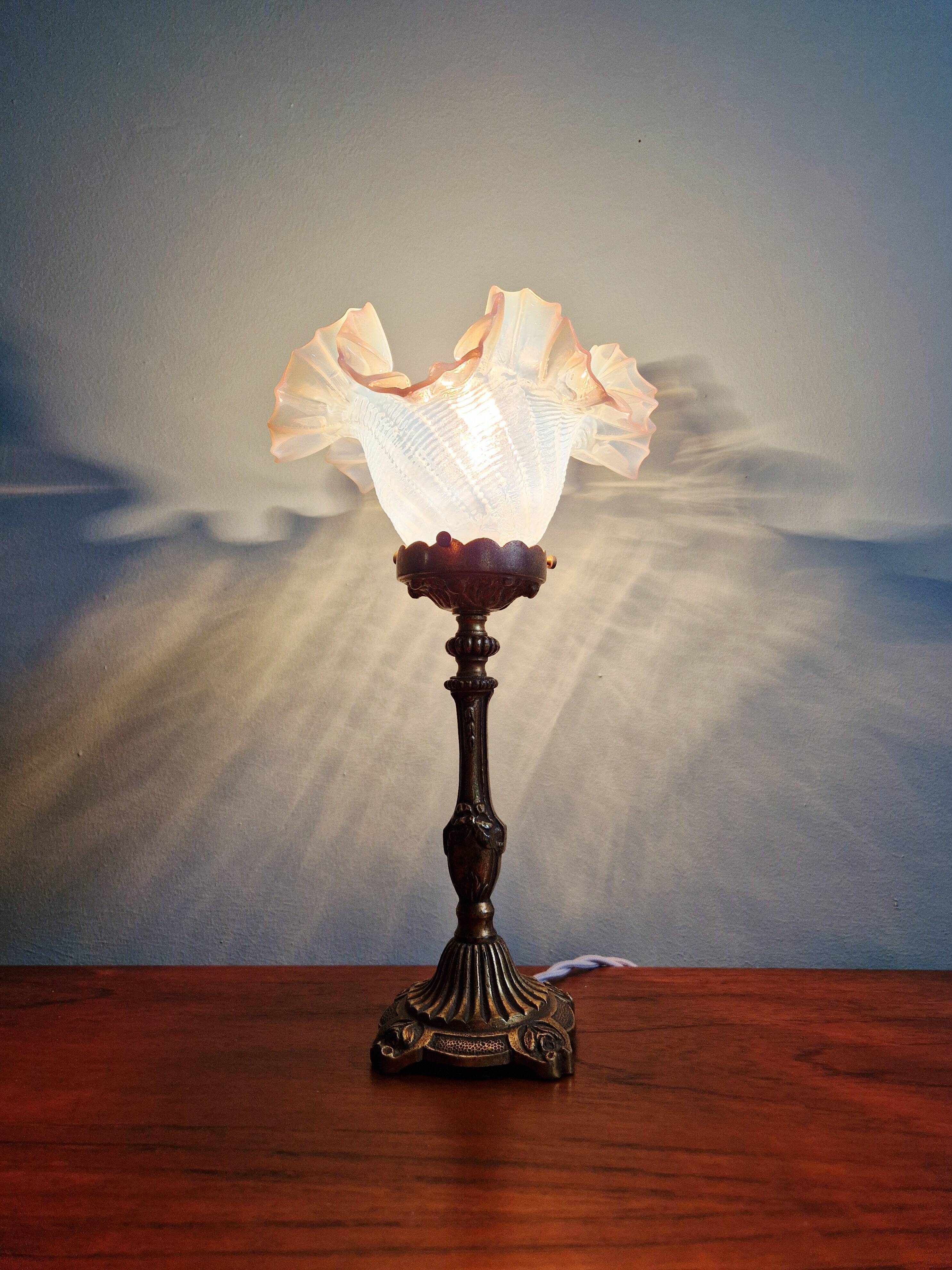 Table lamp in gilded bronze with opalescent glass shade, early 20th century.