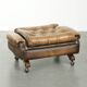 Ottoman chesterfield anglais en cuir élégant, fini avec des clous décoratifs.