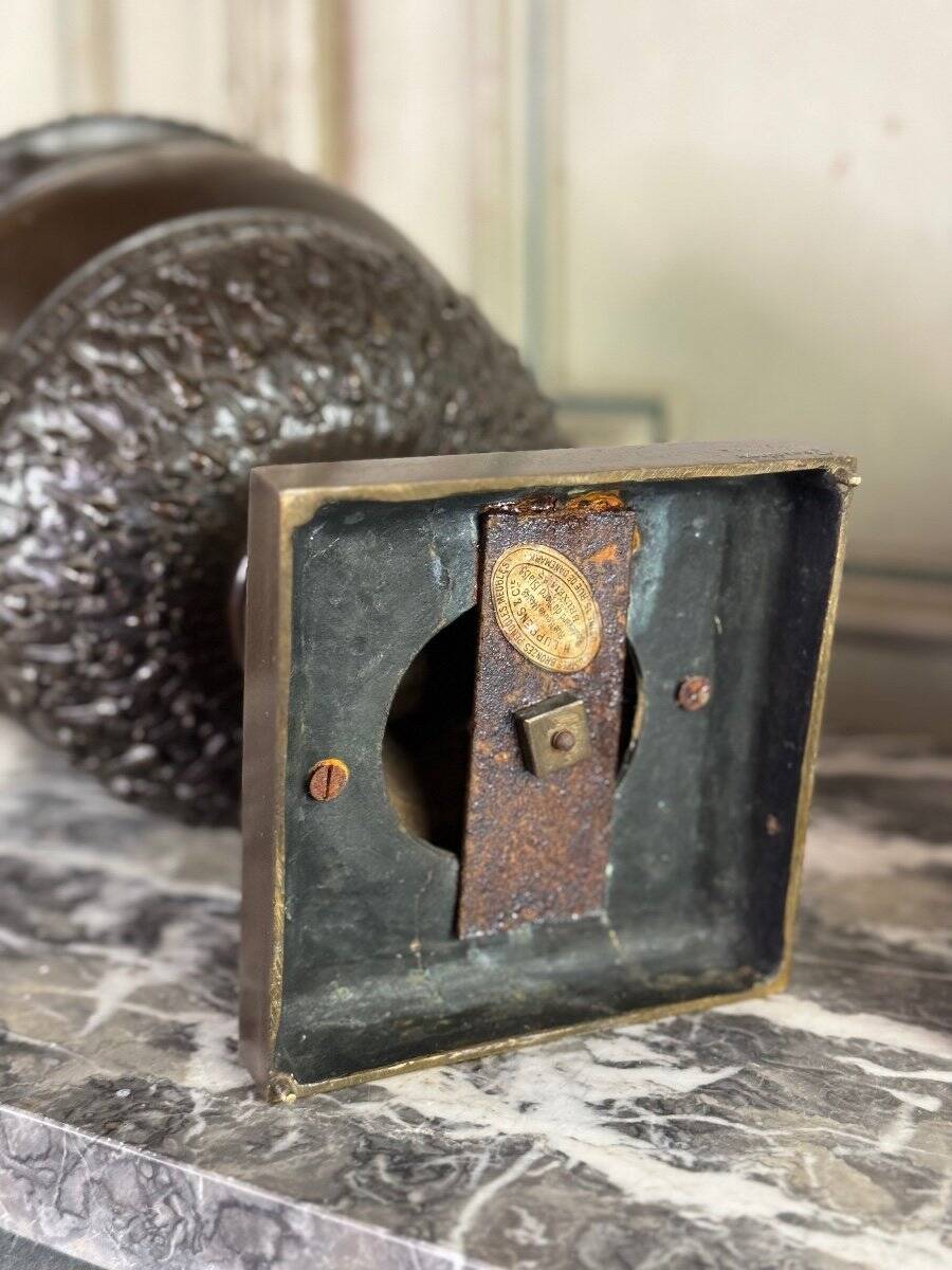 Patinated bronze vase with handles topped by bicéphalic busts, 19th century.
