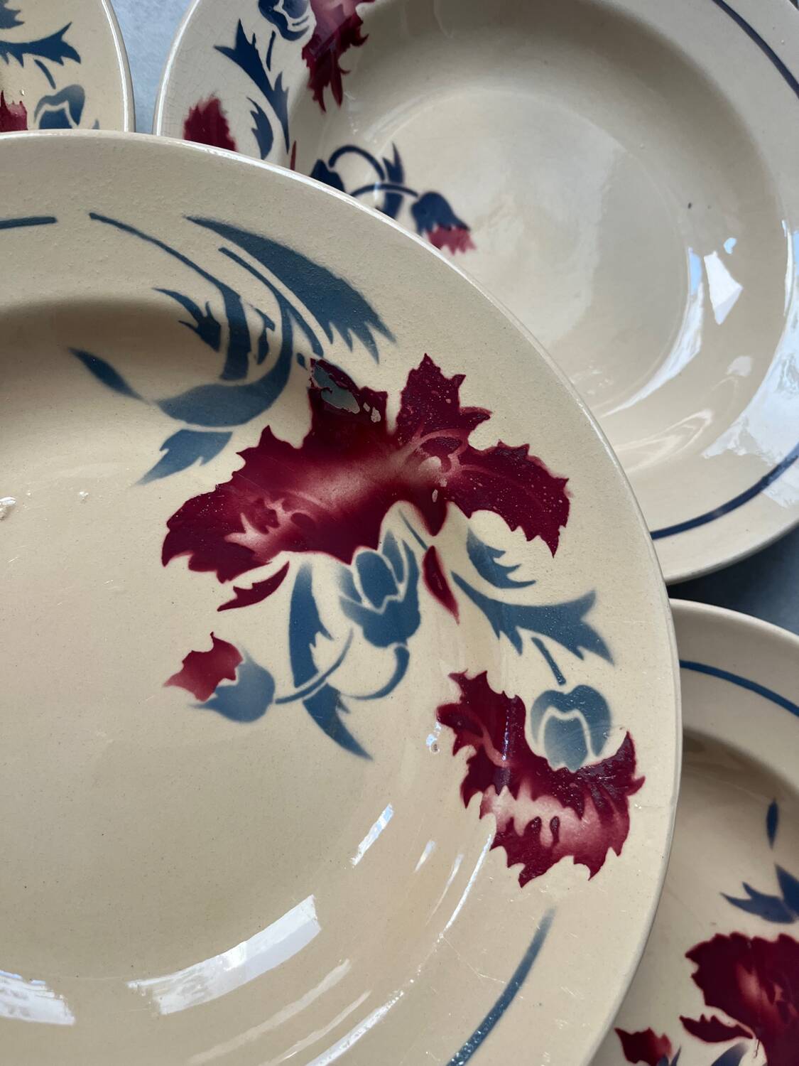Set of 5 "Annie" Luneville eyelet plates.