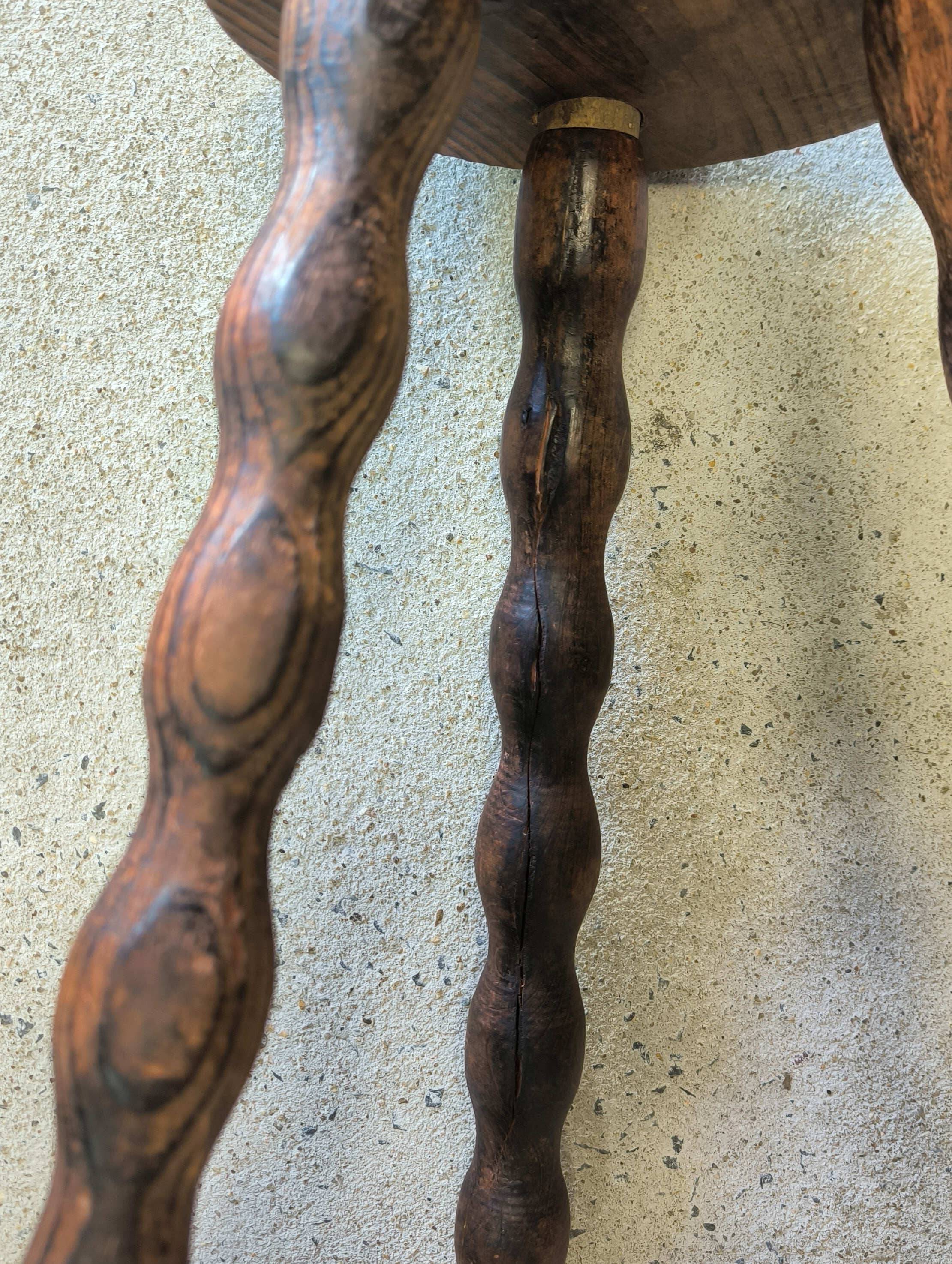Tabouret vintage tripode pieds perlés