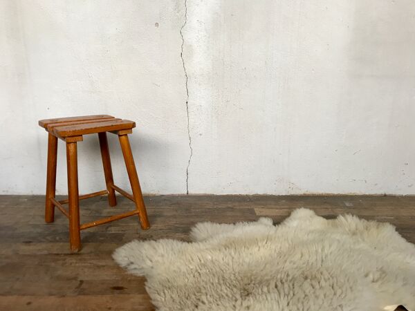 Tabouret primitif brutaliste porte plante tripode bout de canapé bois massif 1950 Décoration meuble