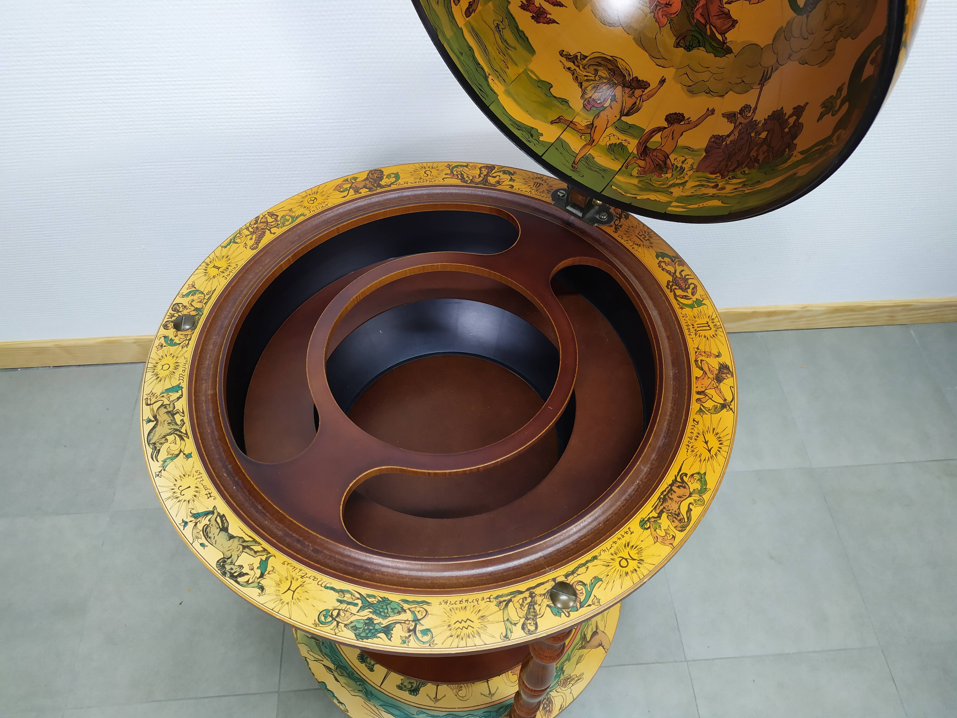 Meuble bar globe en bois sur roulette
