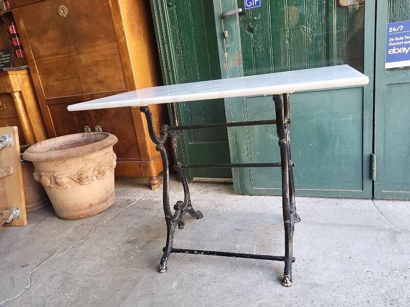 Table bistrot en marbre avec pied en fonte
