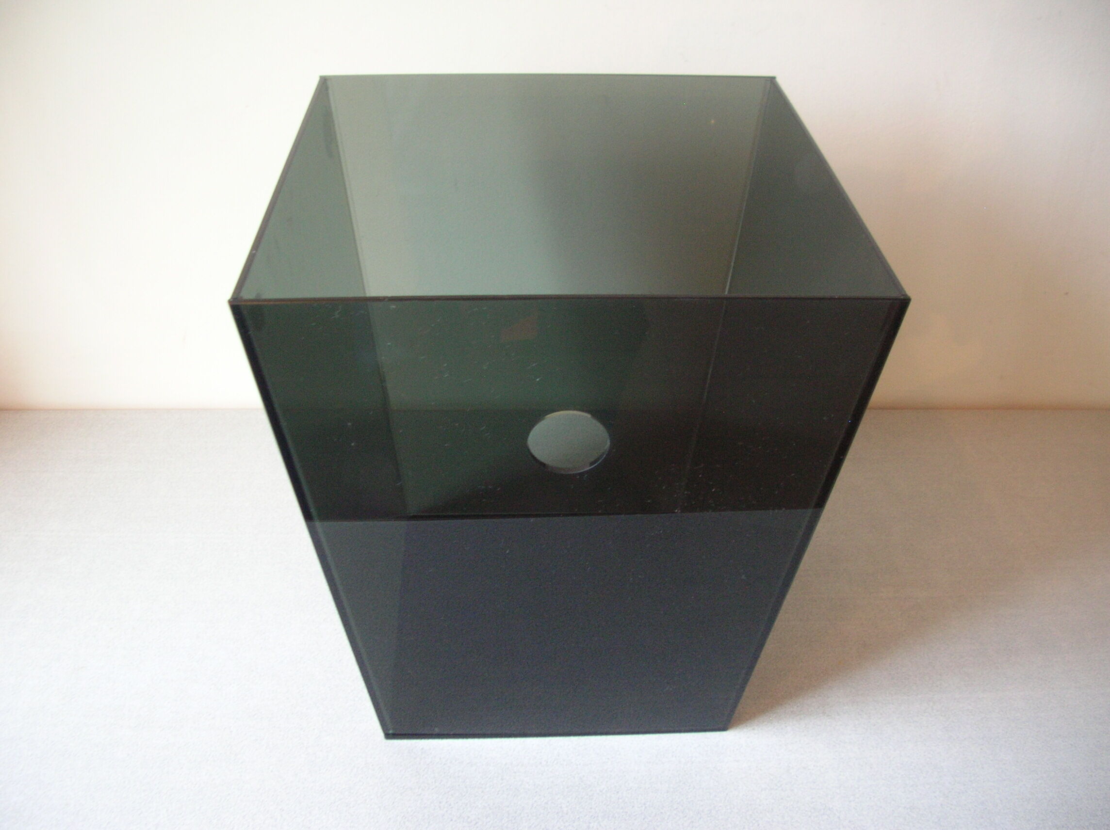 Pyramidal paper basket in transparent gray plexi